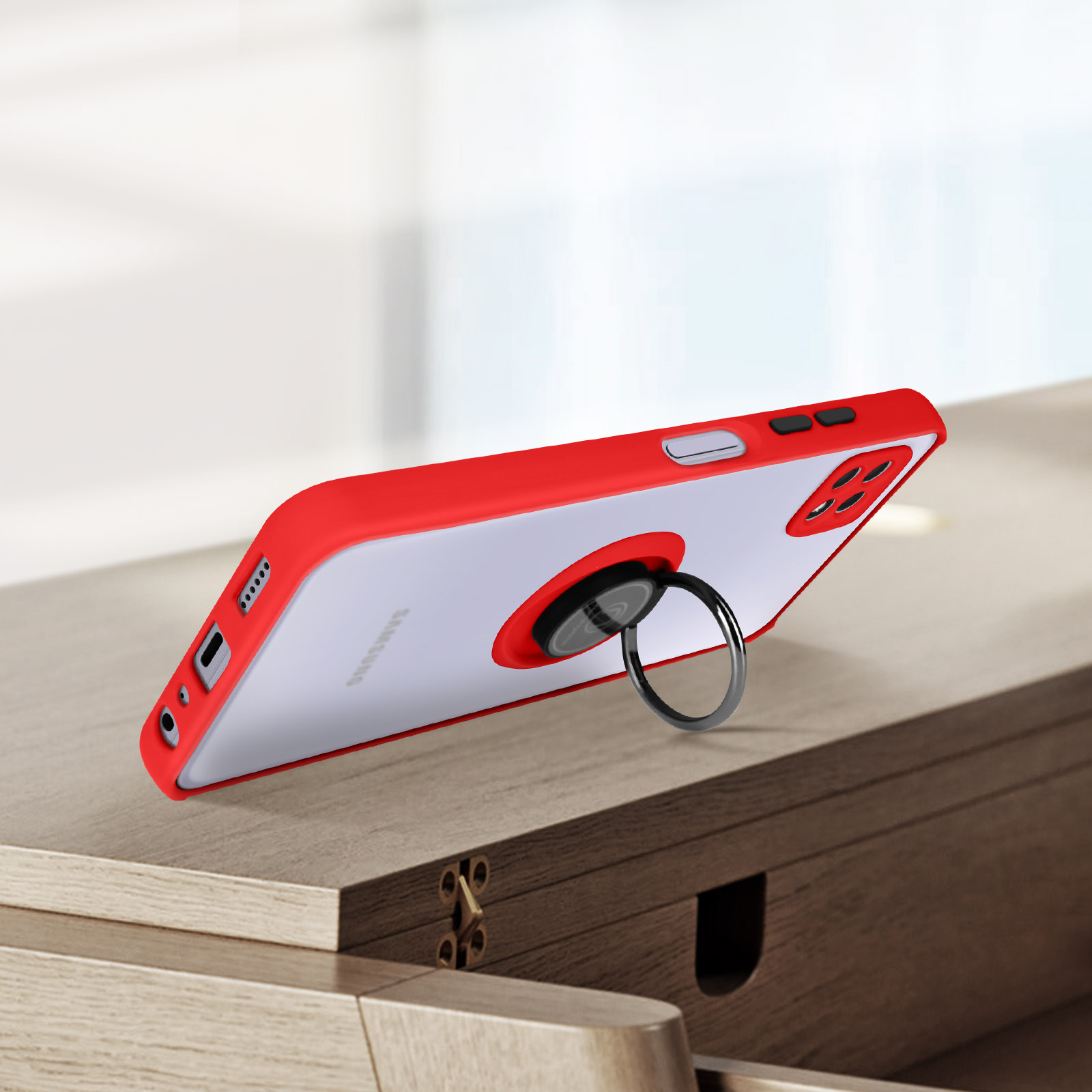 Una custodia rossa per telefono con un portaanello, appoggiata su un tavolo di legno, che mostra il retro del telefono.