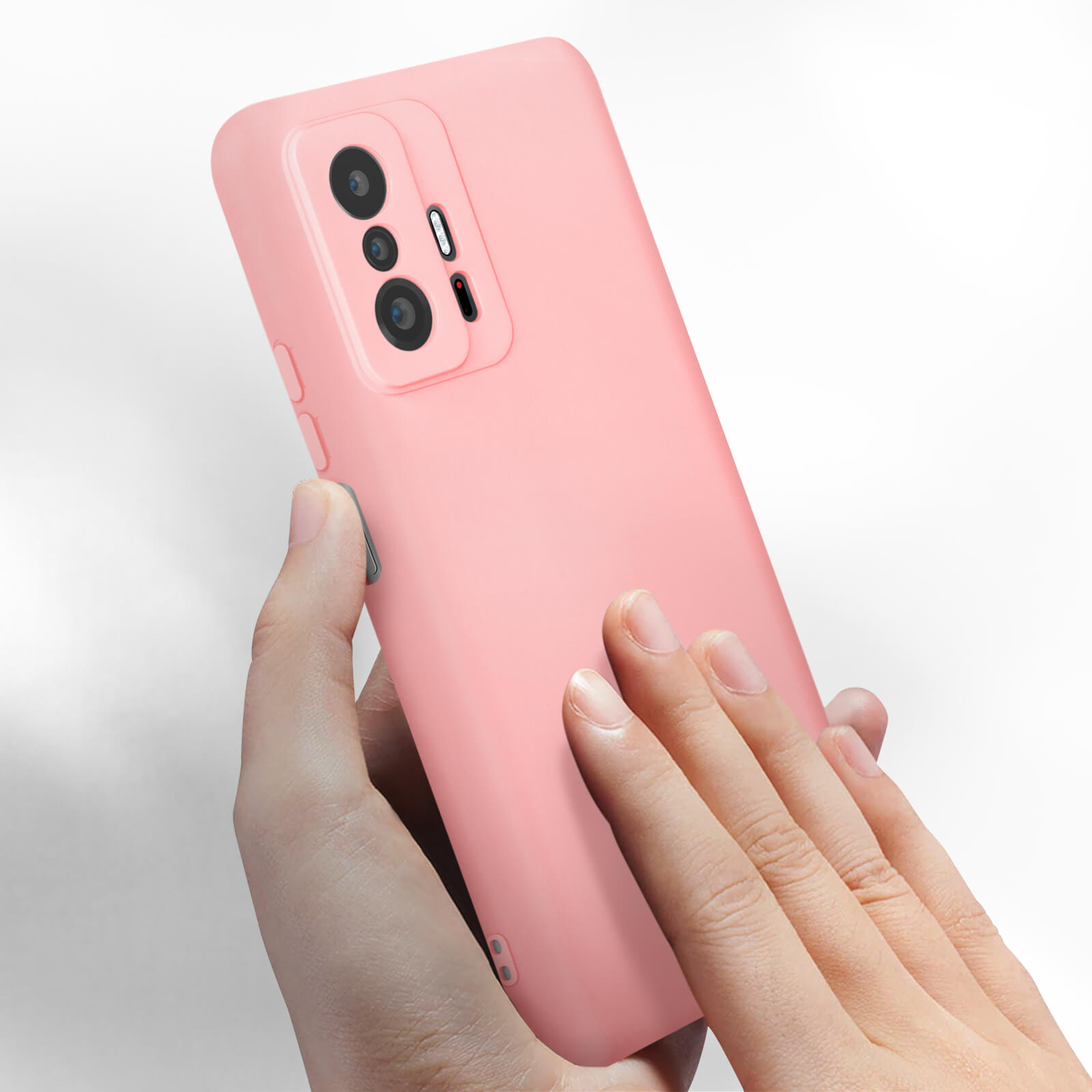 Custodia per telefono rosa tenuta in mano. La custodia del telefono ha un design semplice.