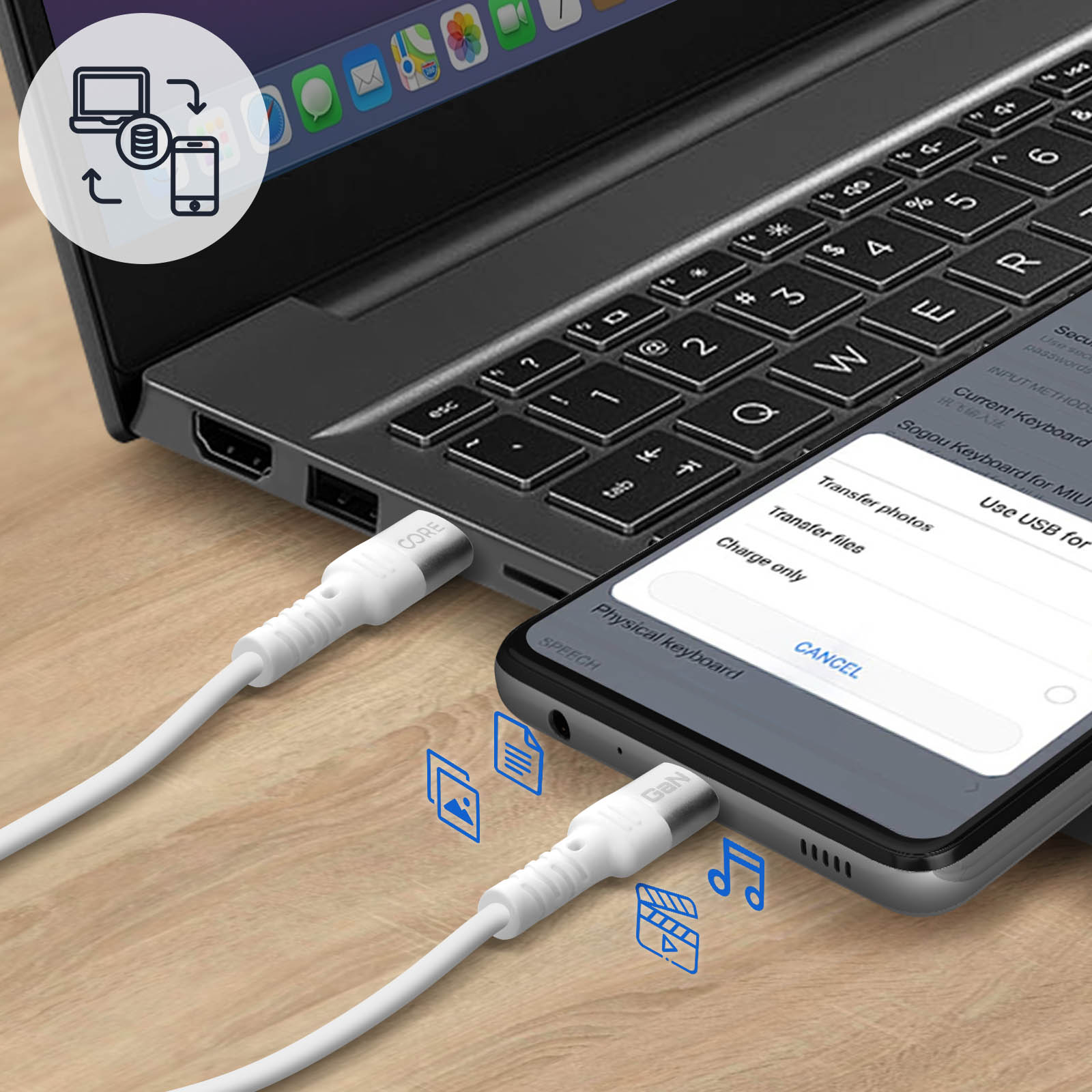 Cavo USB-C bianco che collega un laptop e un telefono. Il telefono mostra le opzioni di trasferimento. Icona frecce sopra.