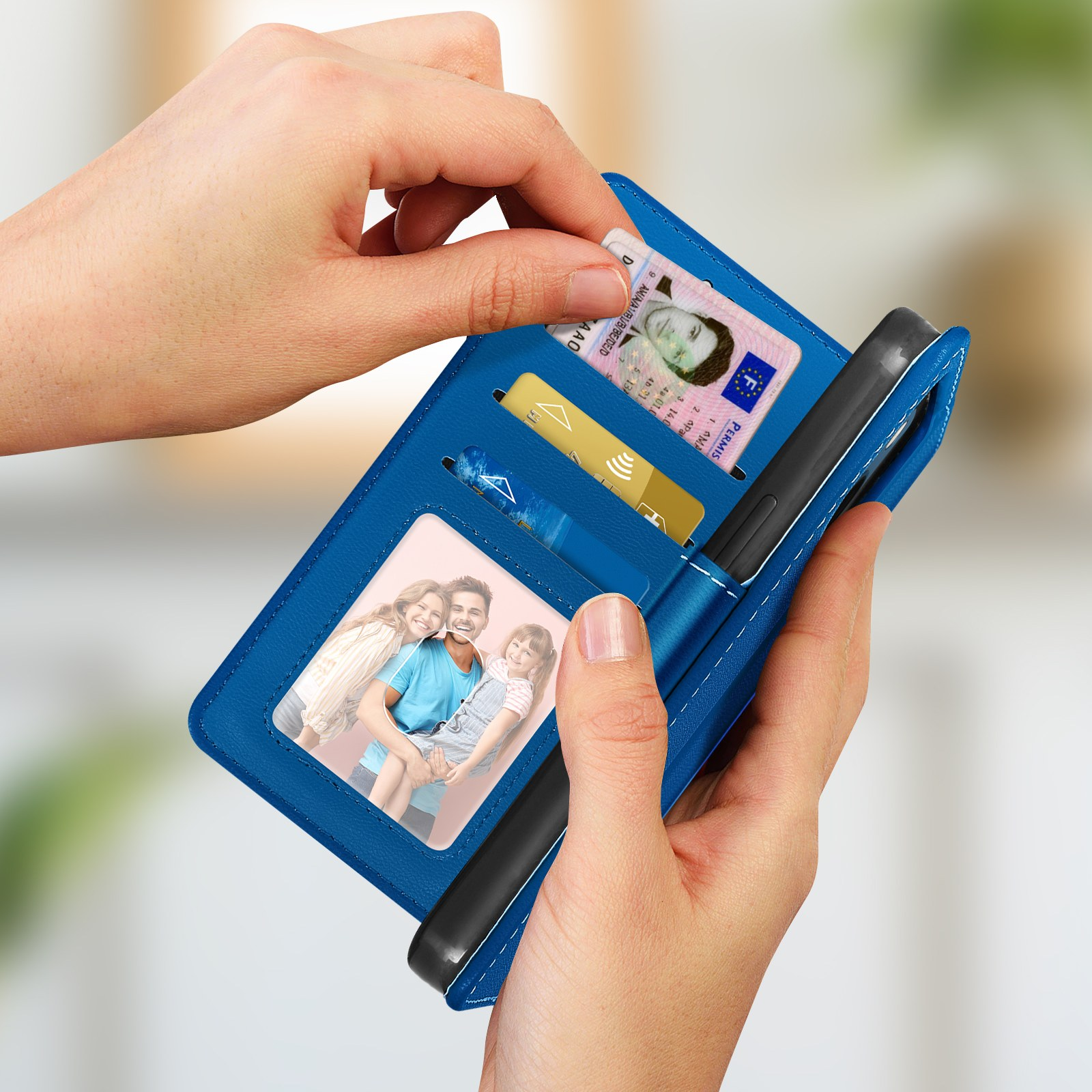 Handen houden een blauwe telefoonhoes in portemonnee-stijl vast, met kaarten, ID en een familiefoto.