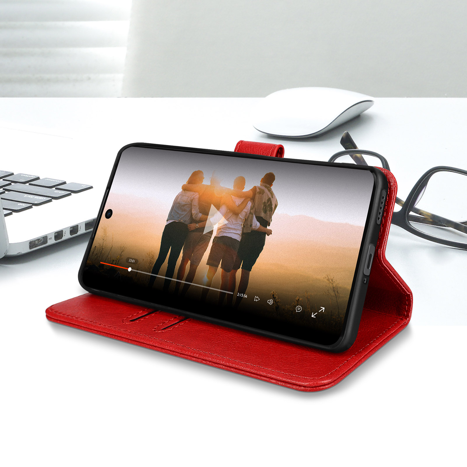 Telefono con custodia rossa che mostra un video di tre persone. La custodia è aperta.