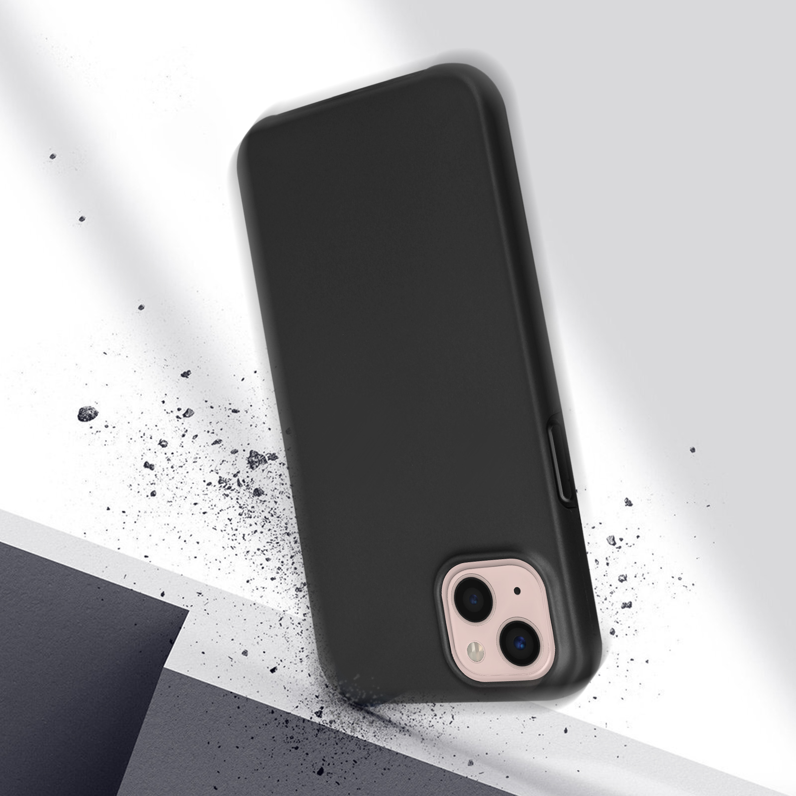 Custodia nera per telefono con segni di impatto. Sfondo bianco con ombre scure.