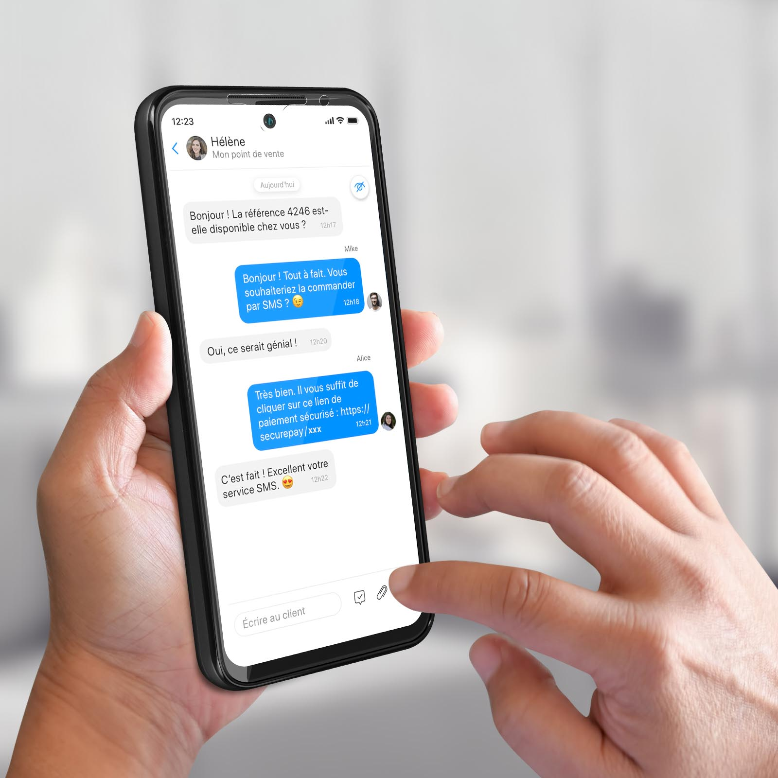 Mano che tiene un telefono che mostra una conversazione in chat con messaggi di testo.