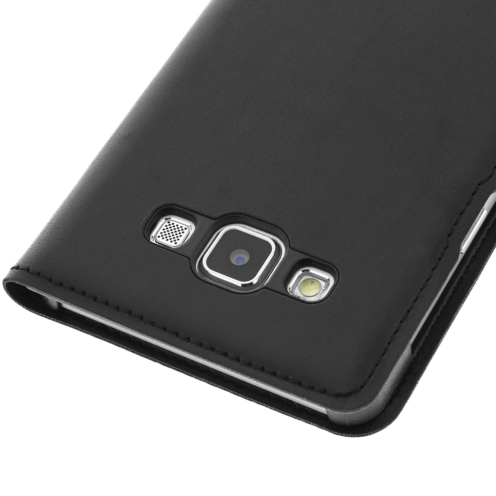 Primo piano di una custodia per telefono nera, che mostra la fotocamera e il flash.