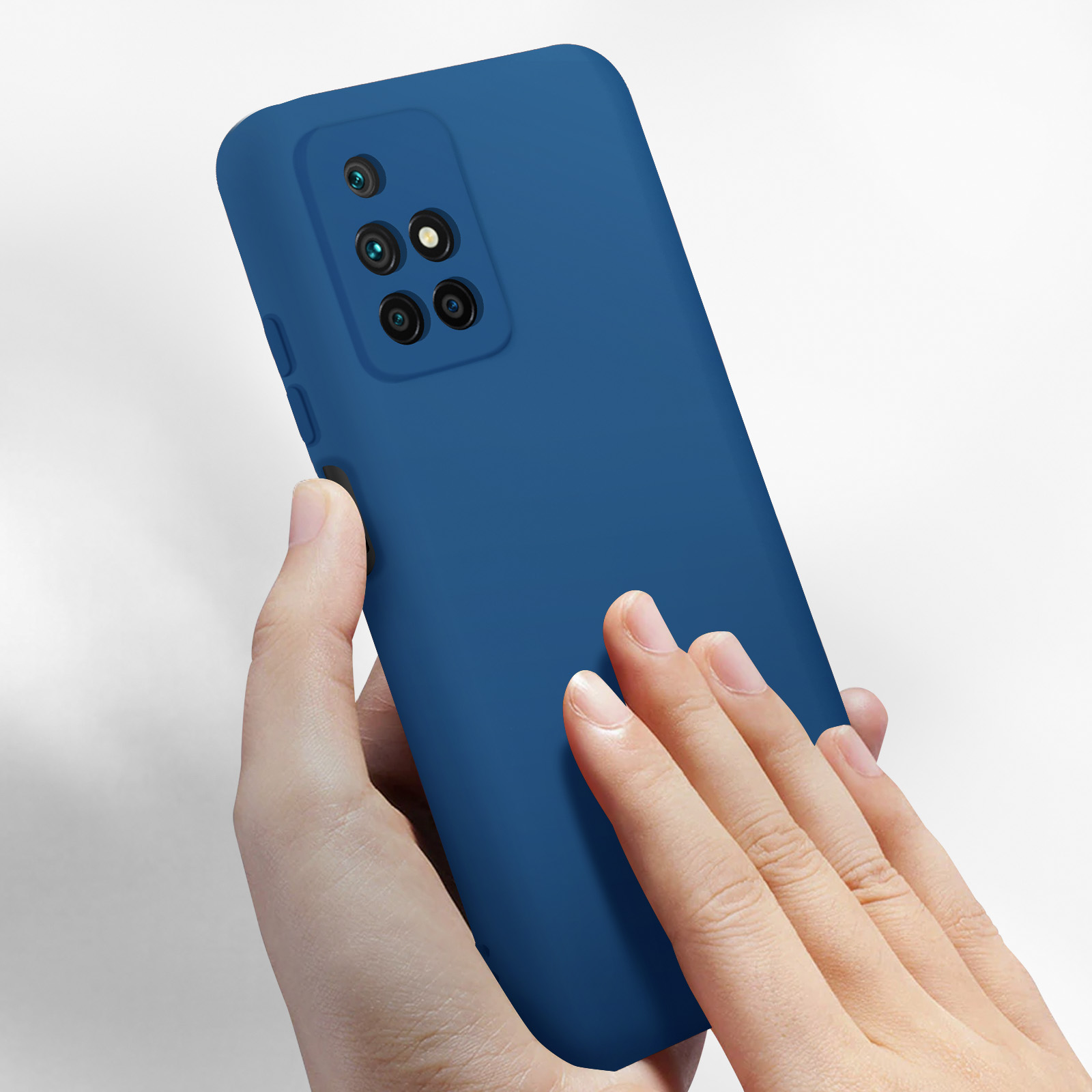 Una mano che tiene un telefono blu. Il telefono ha tre fotocamere.