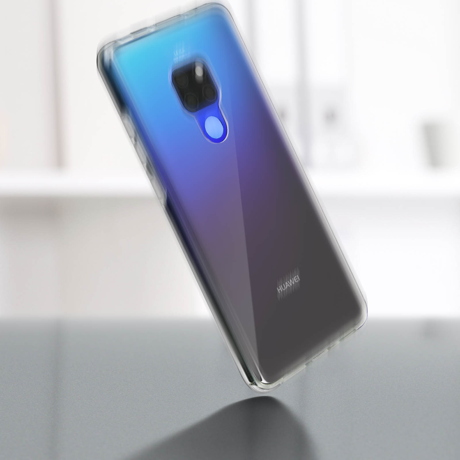 Una custodia trasparente per telefono con un gradiente da blu a viola su un tavolo.