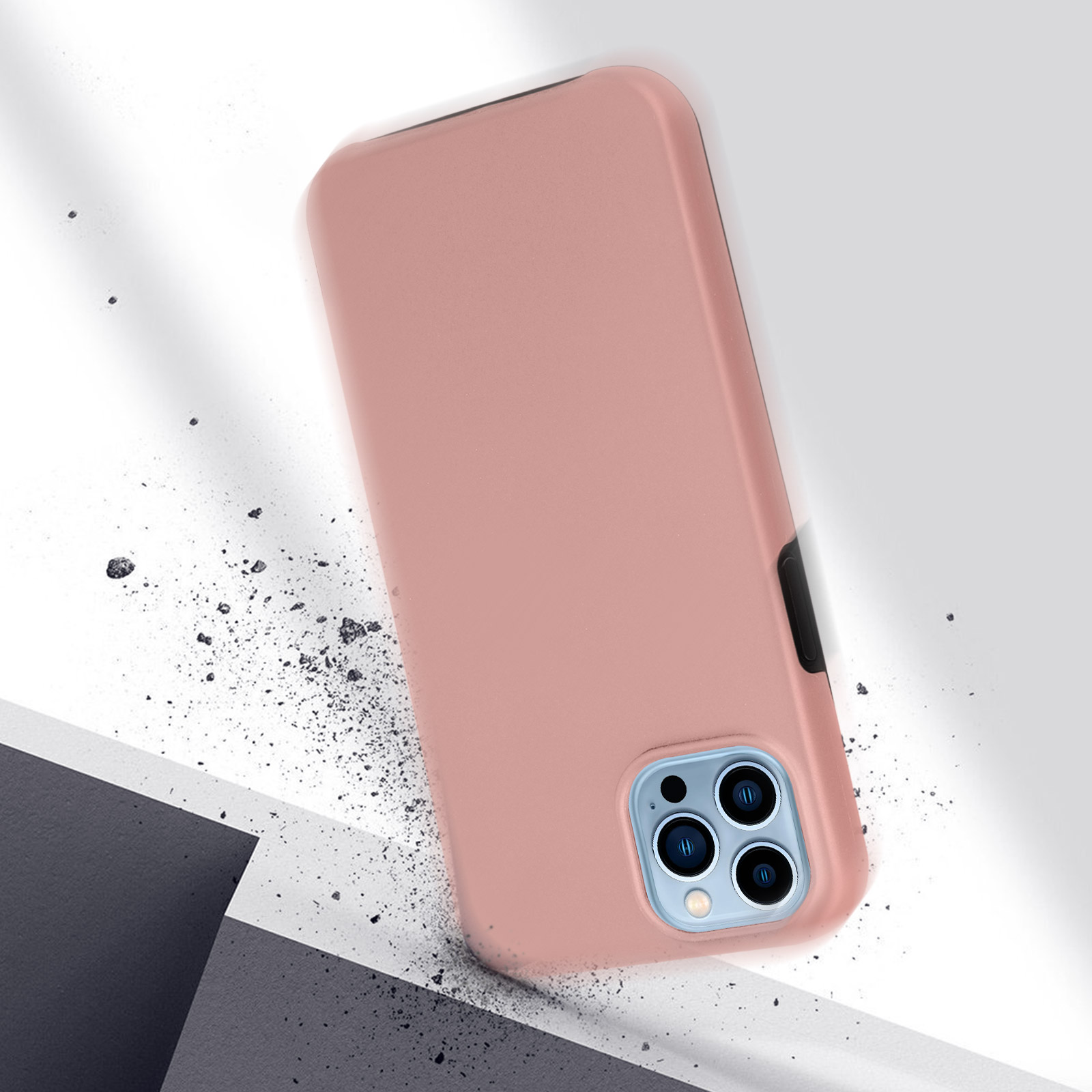 Coque de téléphone rose inclinée. Débris autour. Fond blanc.