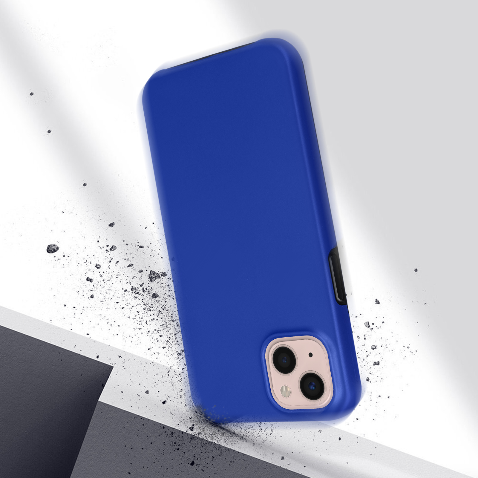 Custodia blu per telefono, angolata, con sfondo bianco. Detriti sparsi in aria.