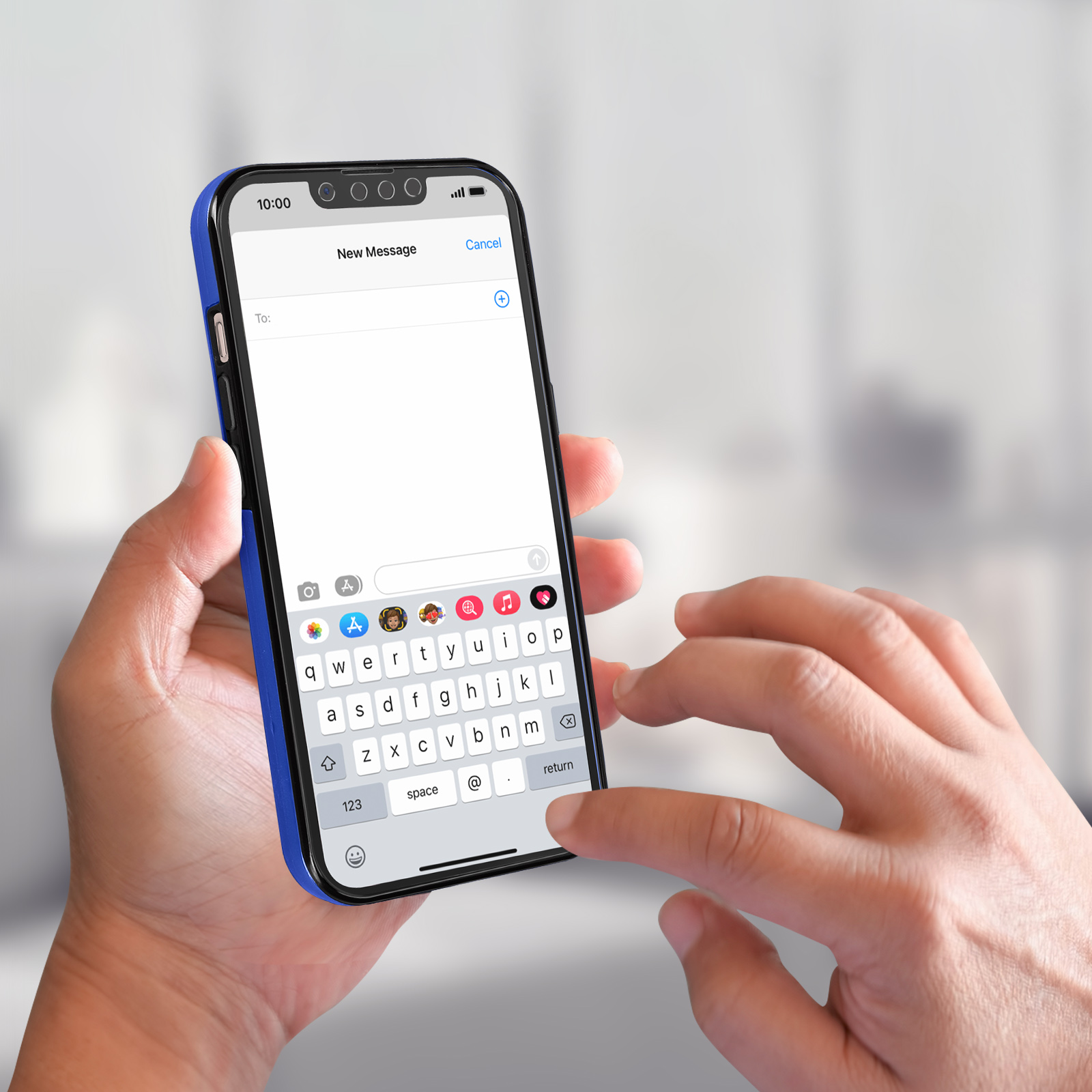 Una mano tiene un telefono con una custodia blu. Il telefono mostra una schermata di nuovo messaggio.