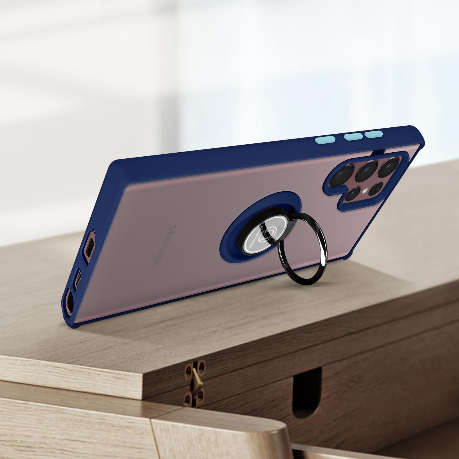 Telefoon met blauwe hoes en ringhouder. De telefoon ligt op een houten tafel.