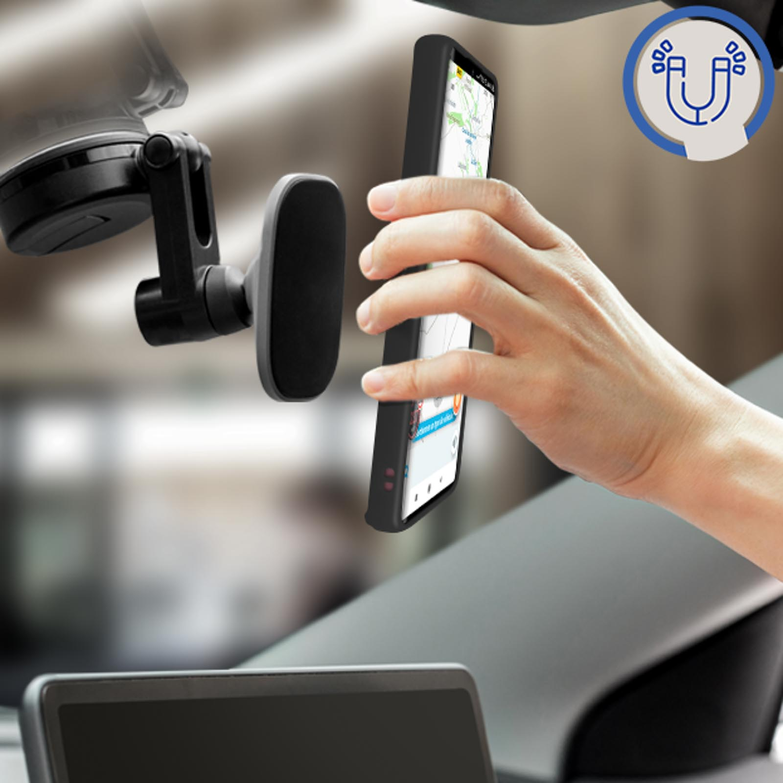 Téléphone avec étui fixé sur un support de voiture. Main ajustant le téléphone. Intérieur de la voiture.