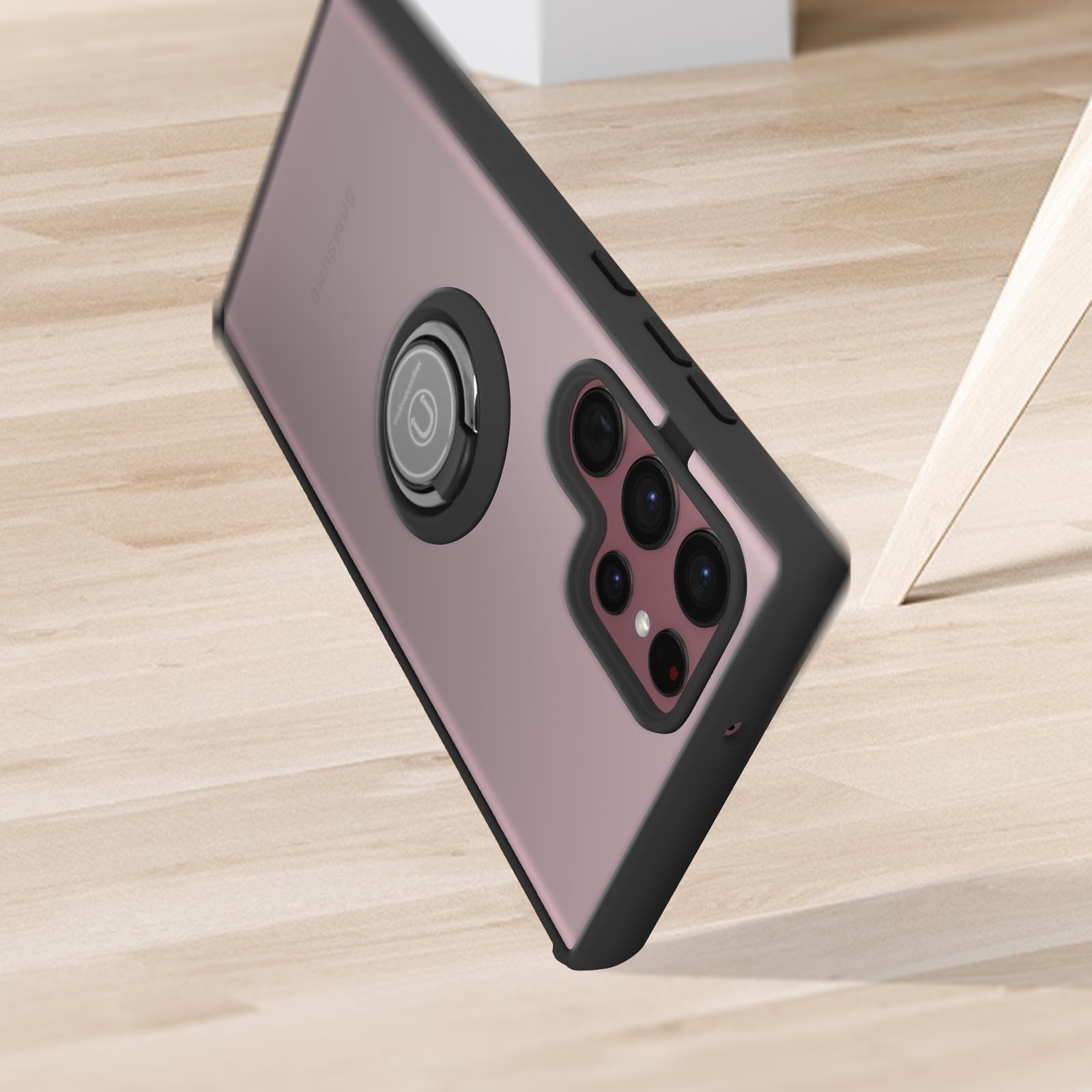 Coque de téléphone avec anneau sur surface en bois. Rose avec cadre noir.