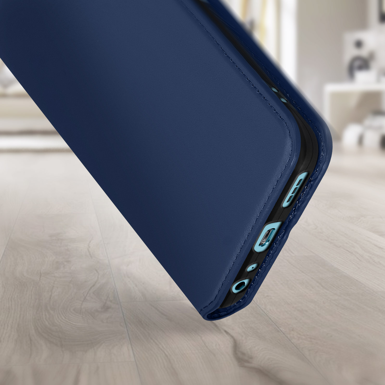 Coque de téléphone bleue. La coque est près d'une surface en bois. La coque est bleue.
