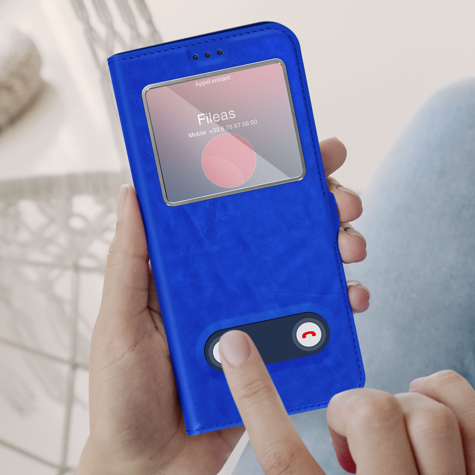 Blauwe telefoonhoes open, toont oproepscherm. Vinger drukt op knop. Blauwe achtergrond.