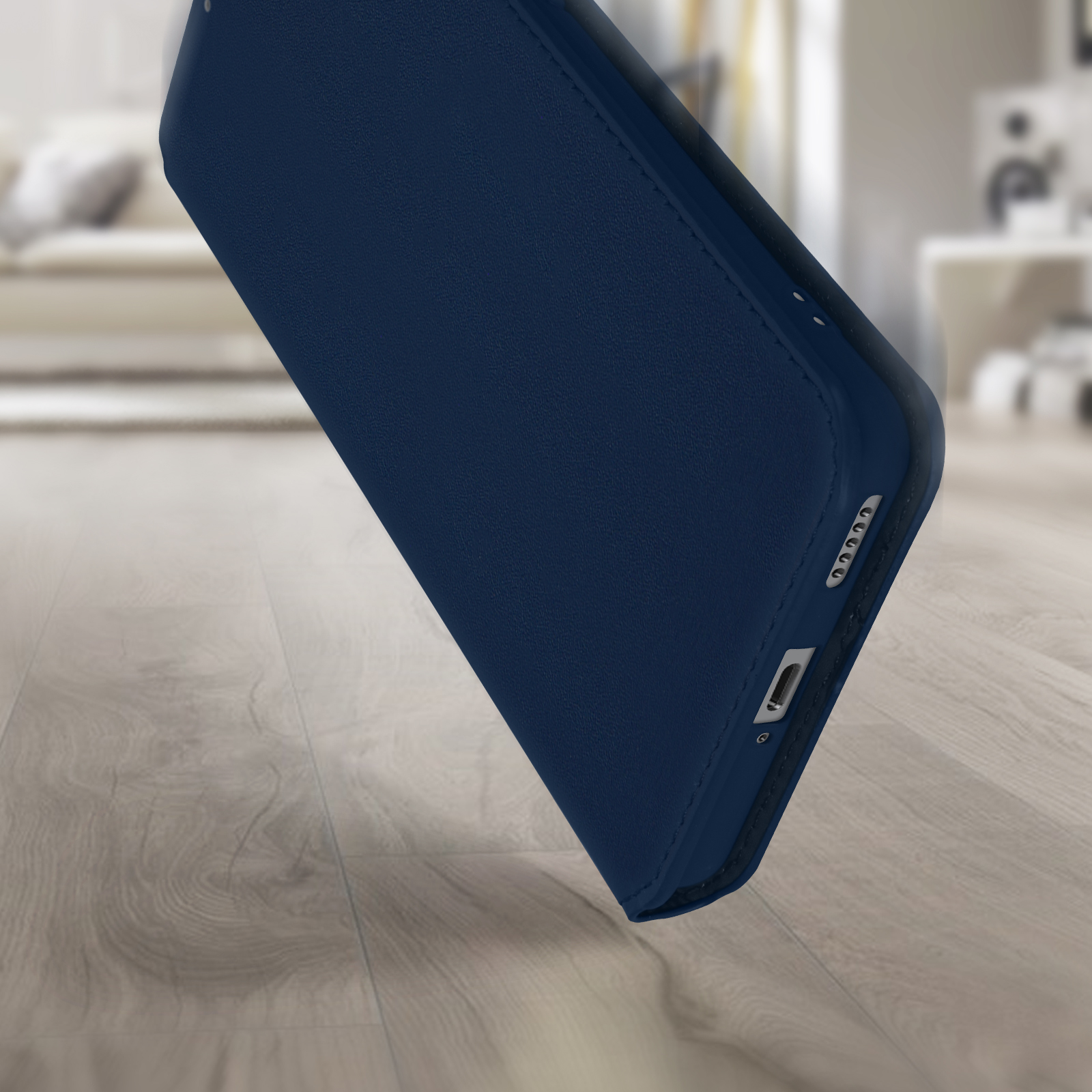 Primo piano di una custodia blu per telefono. Vista interna. Sfondo sfocato.