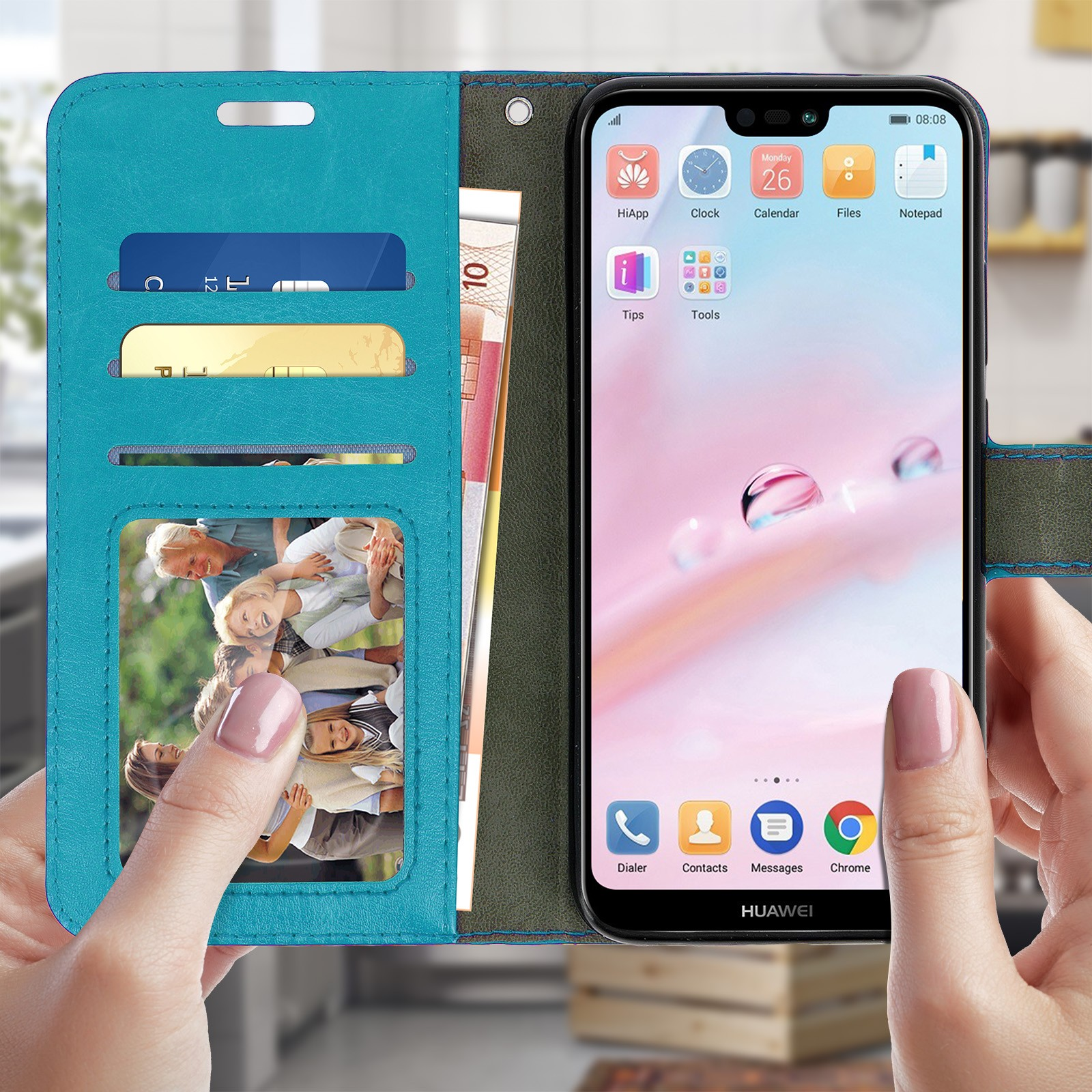 Donna che tiene un telefono con custodia a portafoglio aperta. Mostra carte, denaro e foto di famiglia.