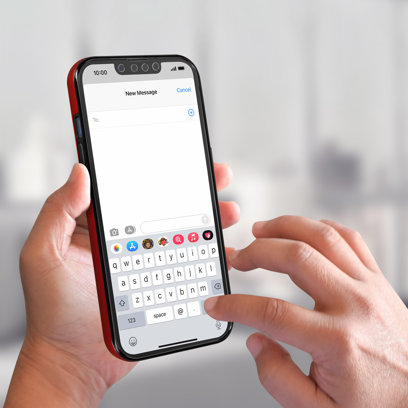 Persona che utilizza uno smartphone. Schermo nuovo messaggio aperto. Digitazione sulla tastiera. Custodia rossa.