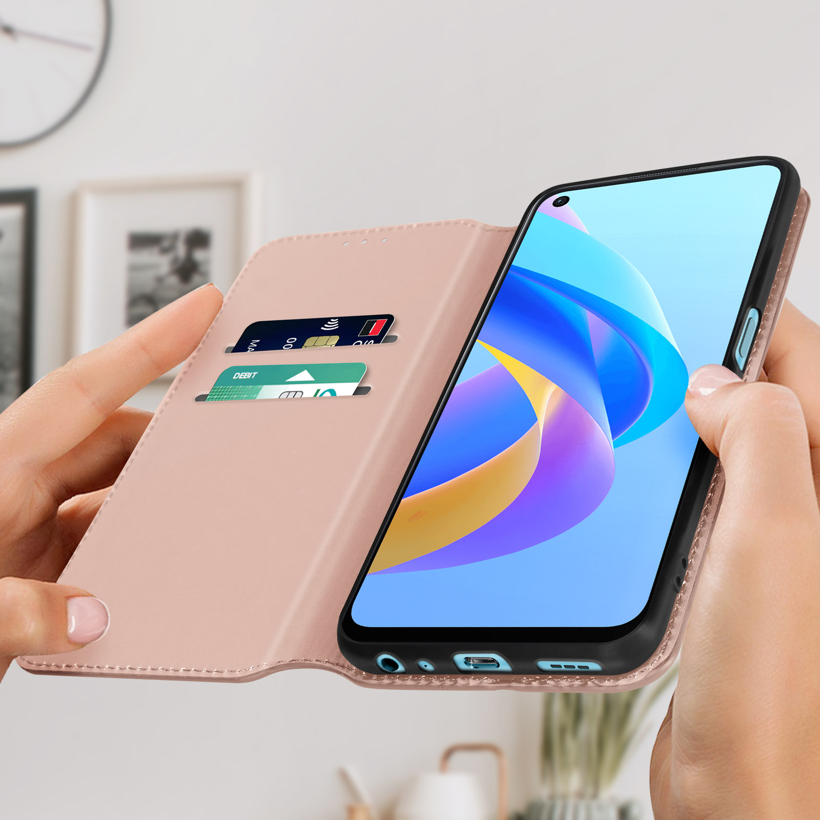 Un téléphone dans un étui rose est tenu ouvert. L'écran affiche un graphique coloré.