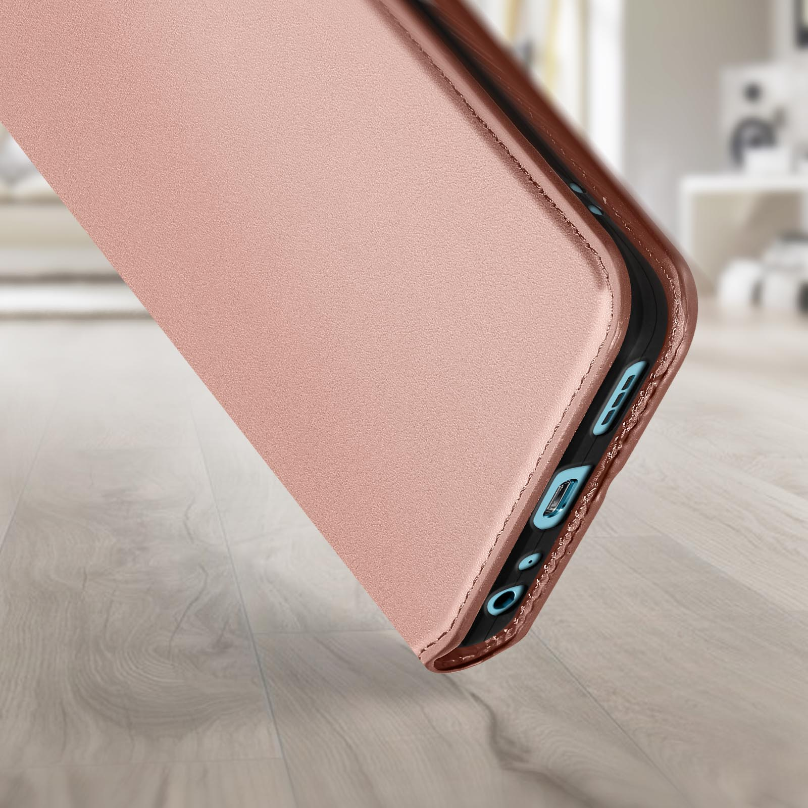 Étui de téléphone or rose, fermé. Vue latérale avec couture.