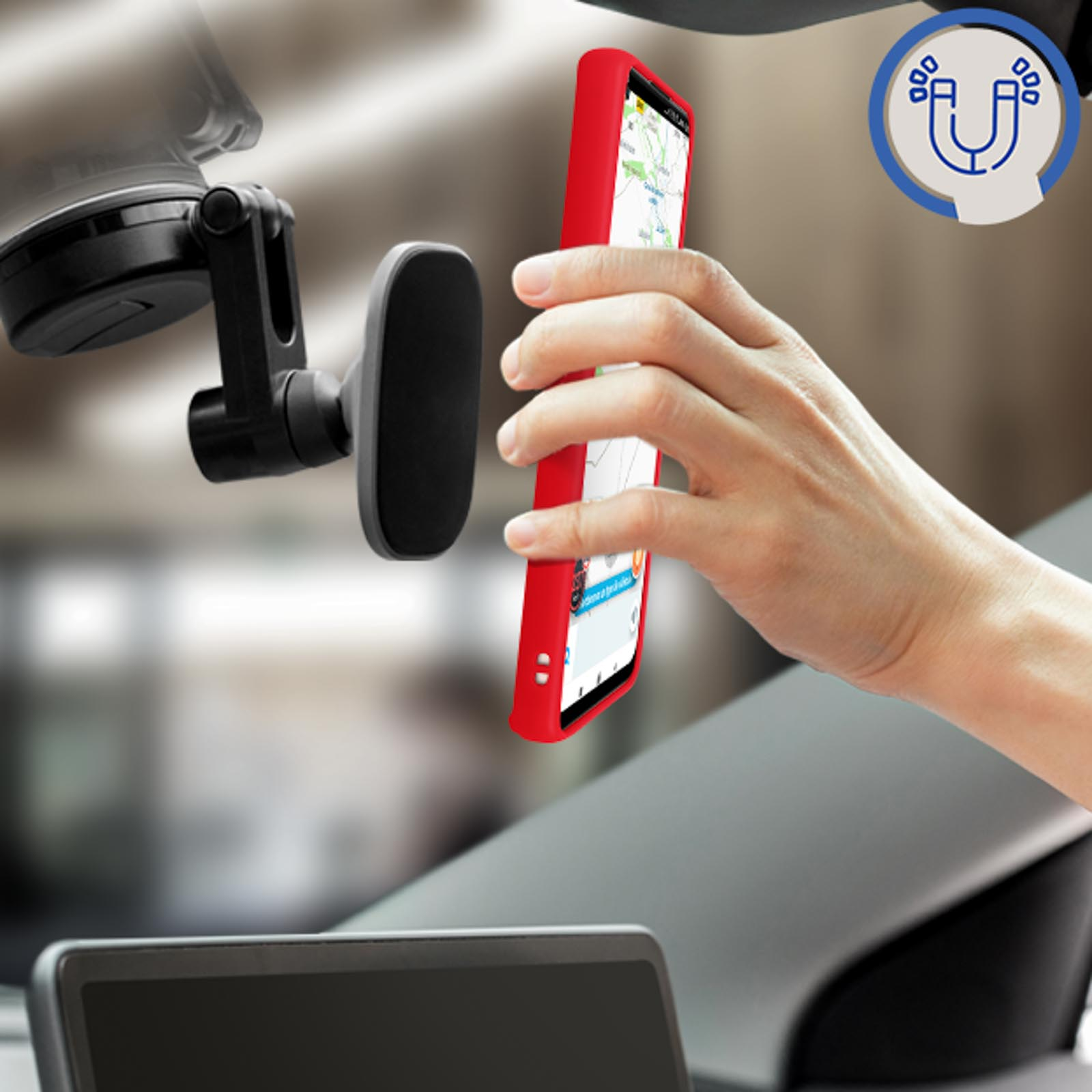 Un téléphone rouge dans un support de voiture, une main le tenant, montrant la carte de navigation.