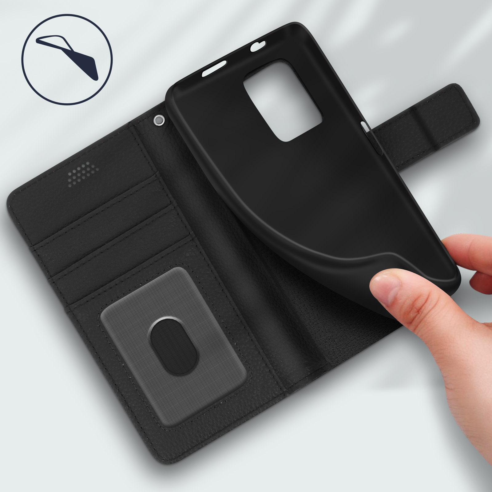Mano che apre una custodia per telefono. Custodia nera e fessura per carte.