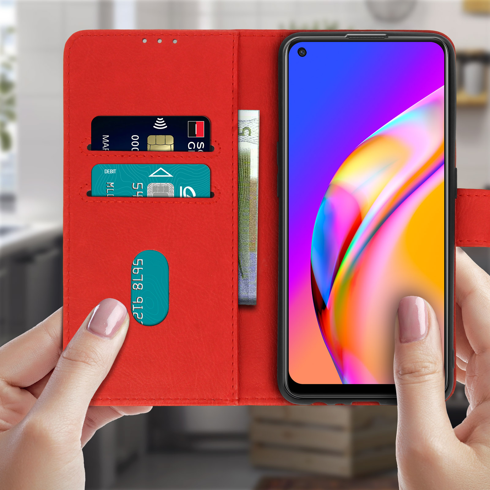 Étui portefeuille rouge ouvert avec cartes et téléphone. Main tenant le portefeuille à droite.