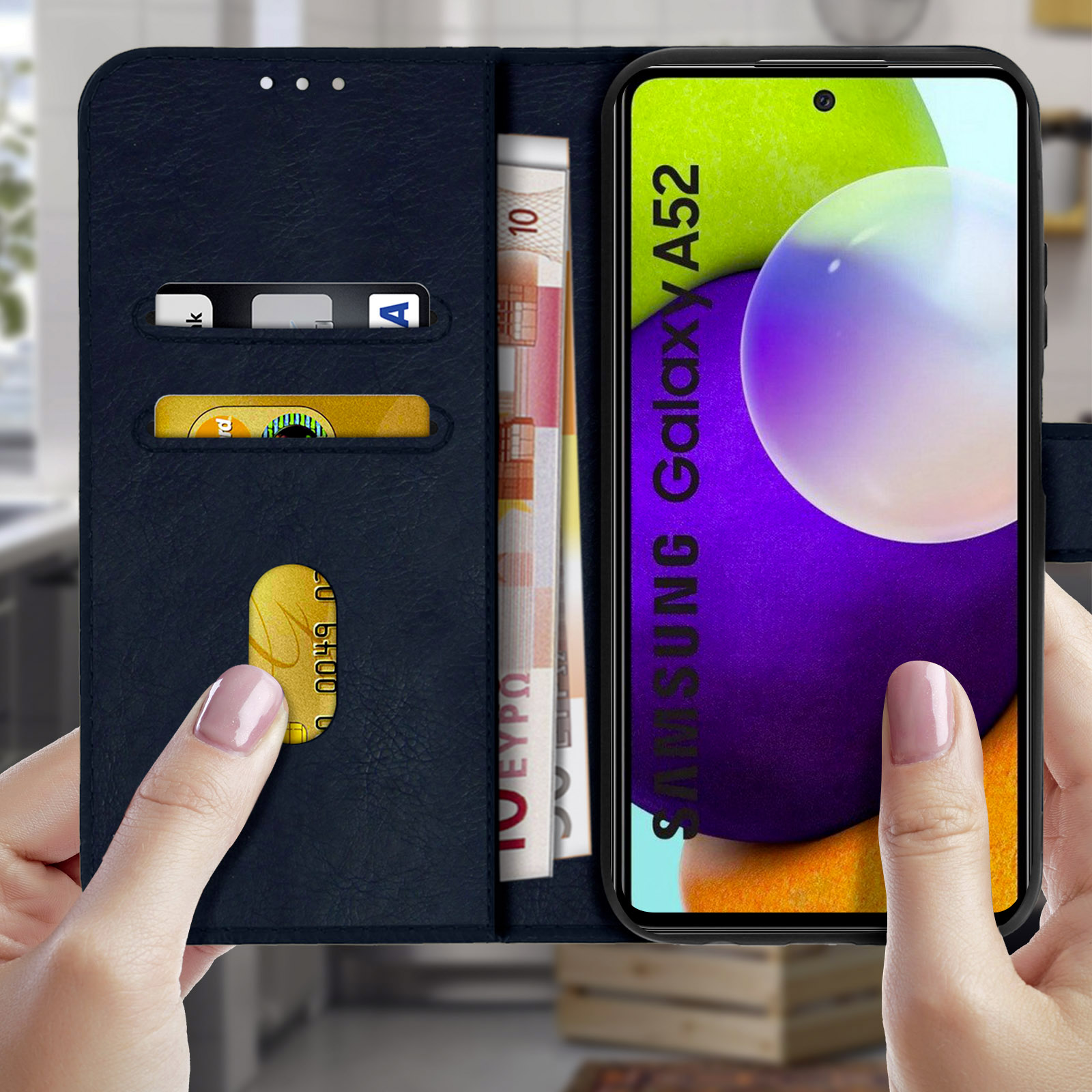 Een telefoon in een blauwe case, open, met een scherm met geld en een creditcard. Handen in beeld.