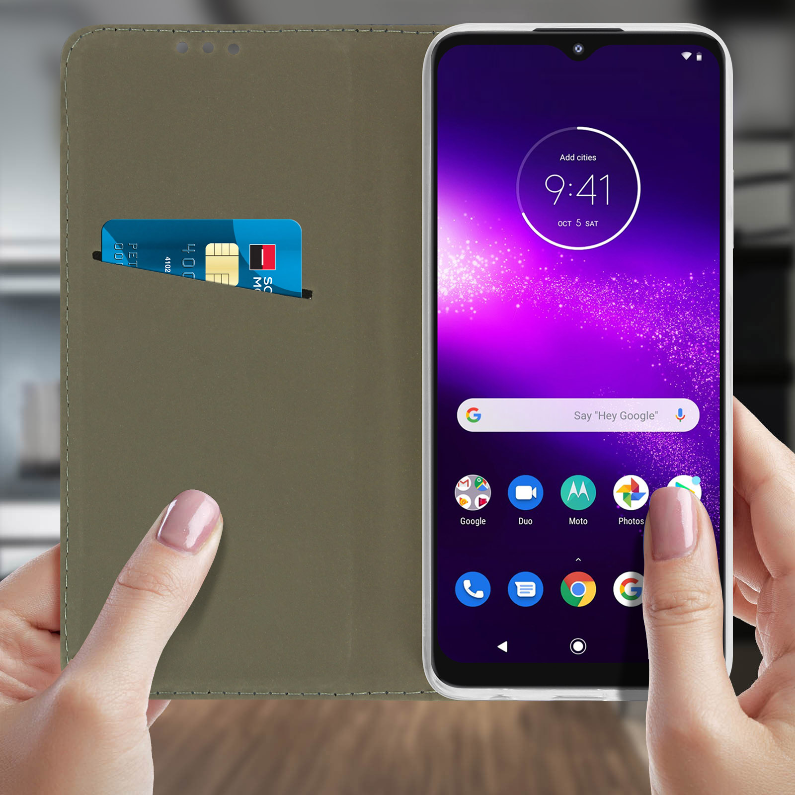 Un telefono in una custodia a libro. Lo schermo del telefono mostra una schermata iniziale con varie icone delle app.