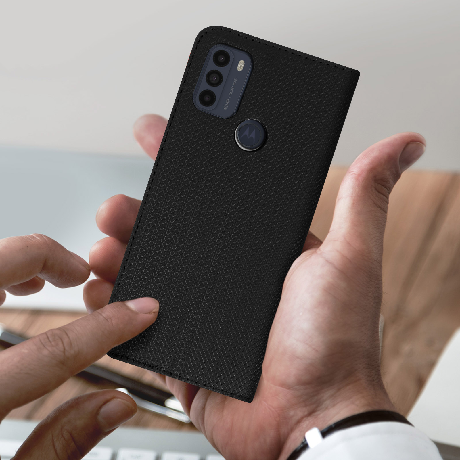 Una custodia per telefono nera con superficie strutturata in una mano, che mostra la fotocamera e il logo.