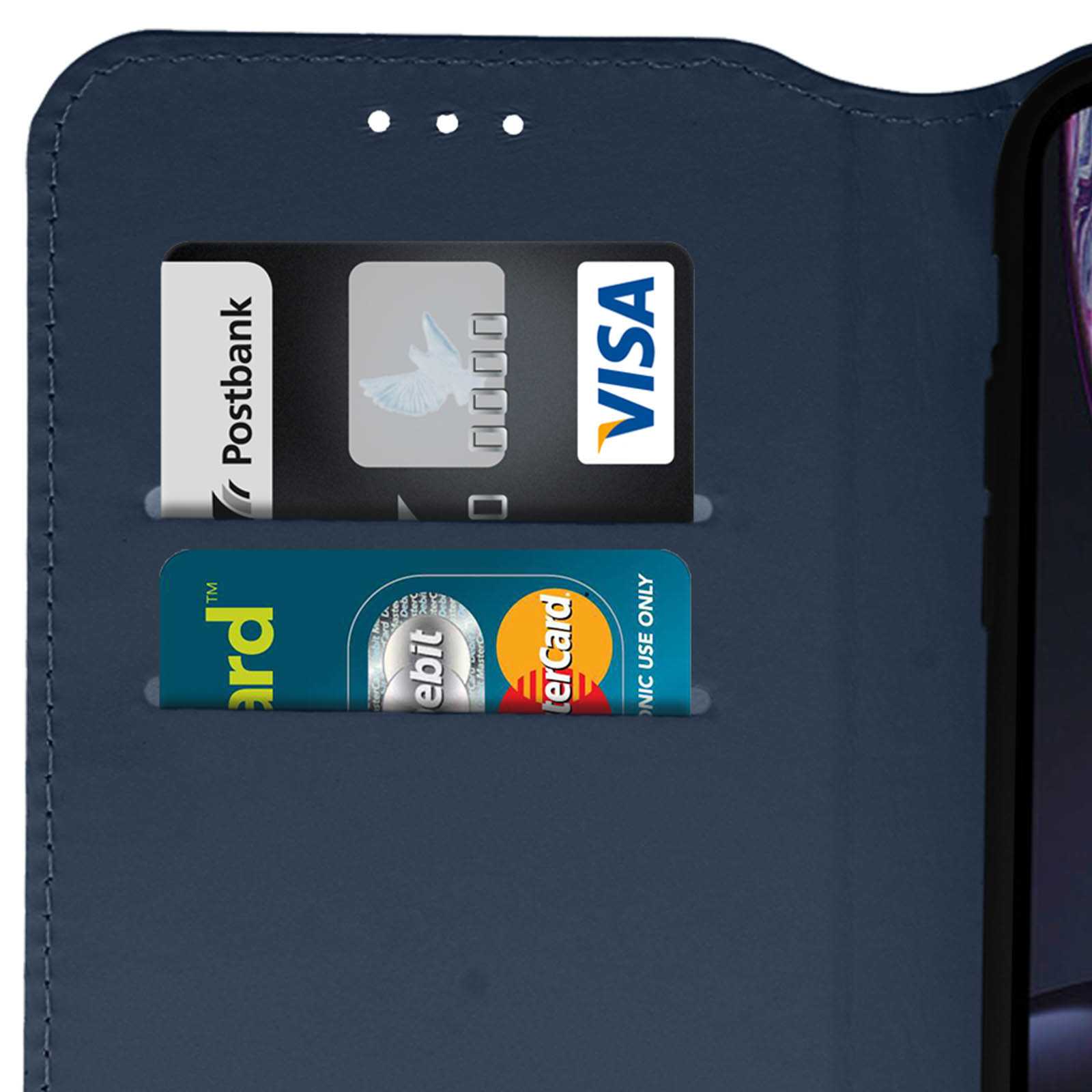 Primo piano di una custodia blu per telefono, che mostra carte e un telefono.