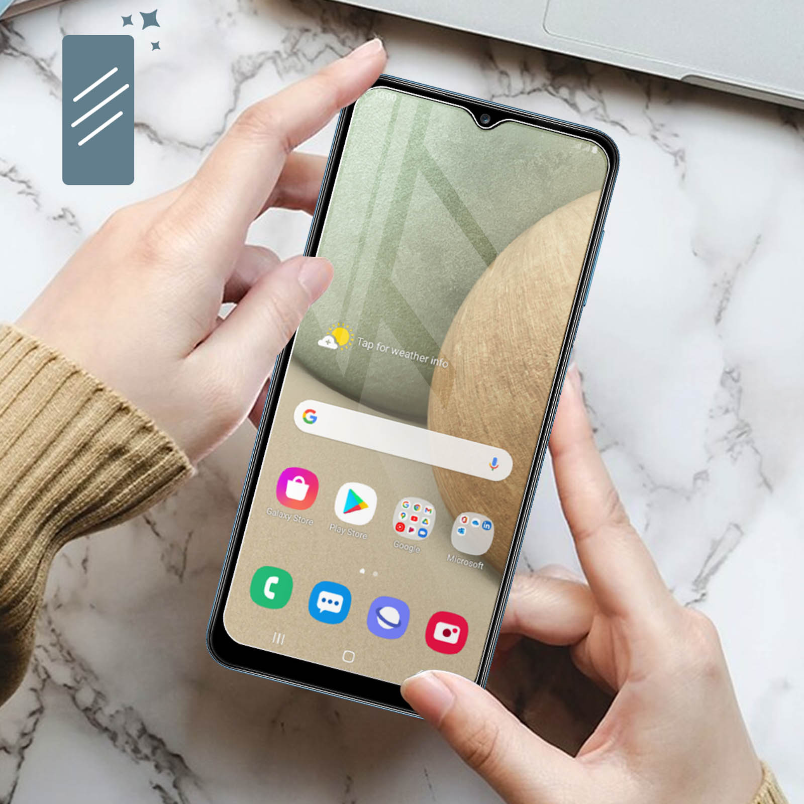 Handen die een telefoon vasthouden. Screenprotector aangebracht. Telefoonscherm toont iconen.
