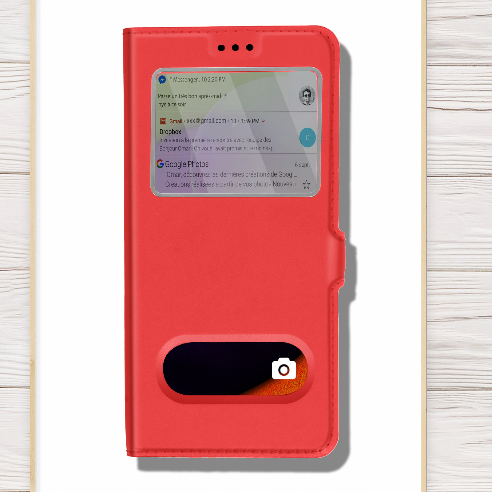 Una custodia per telefono rossa è aperta, mostrando uno schermo con notifiche. La custodia è su una superficie.