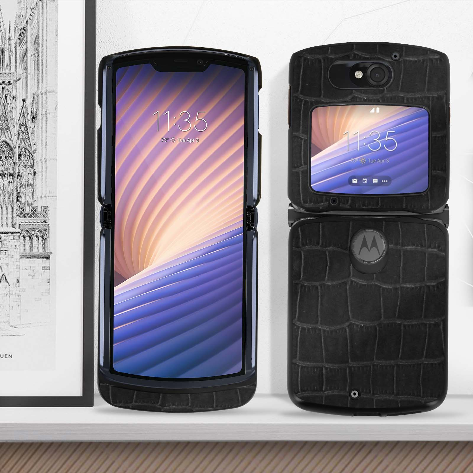 Due telefoni neri sono mostrati aperti e chiusi. Il telefono aperto mostra un display sullo schermo. Lo sfondo è sfocato.