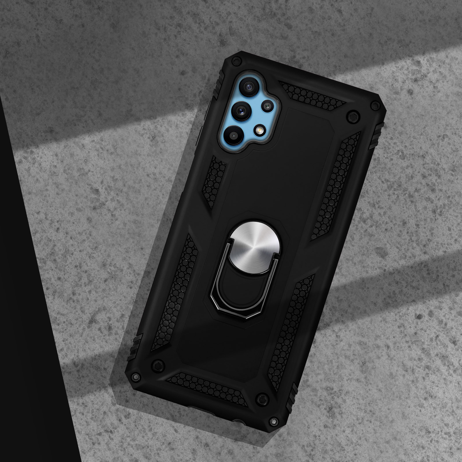 Coque de téléphone noire avec un support à anneau, sur une surface grise. Le téléphone a trois caméras.