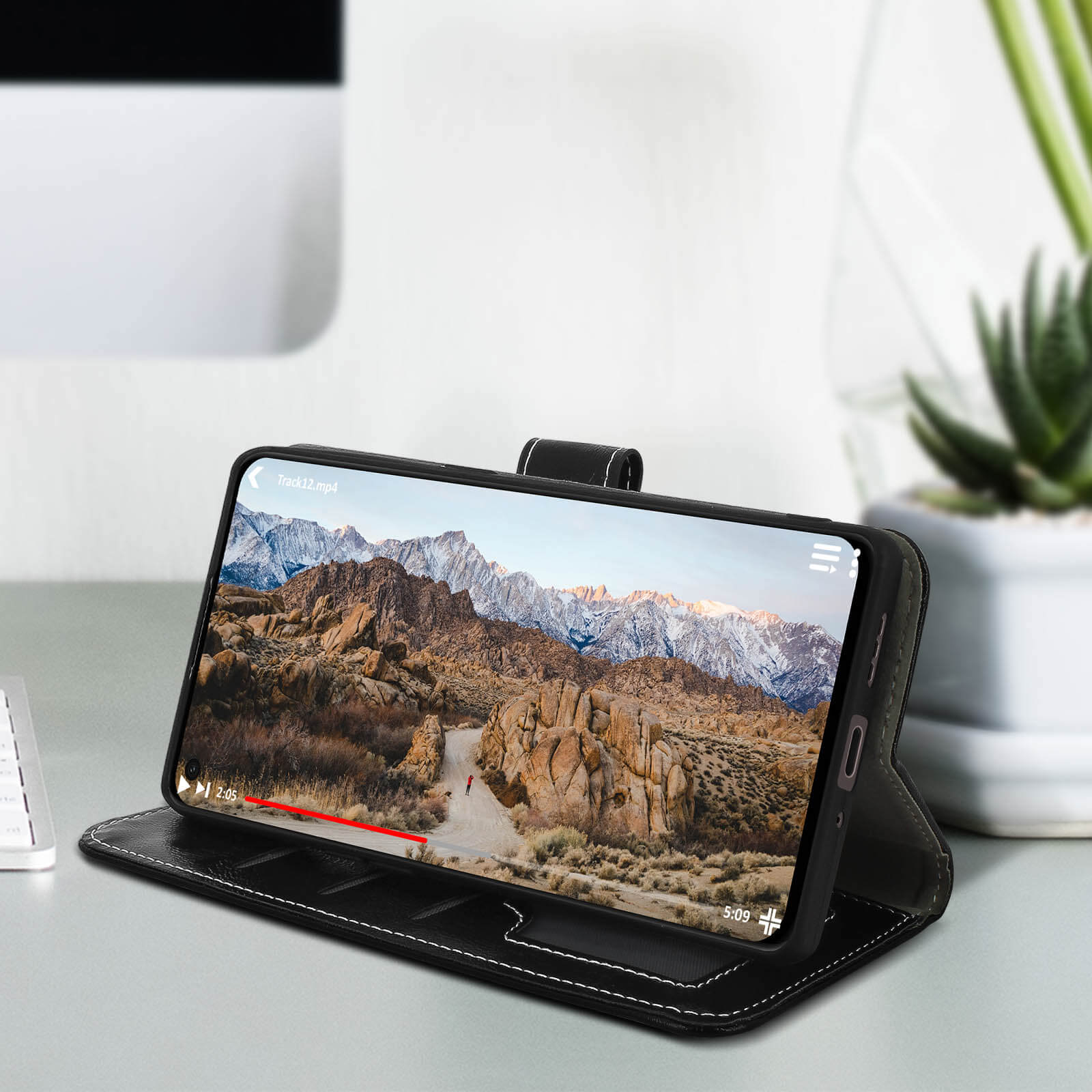 Een telefoon die een video weergeeft op een stand-up case.