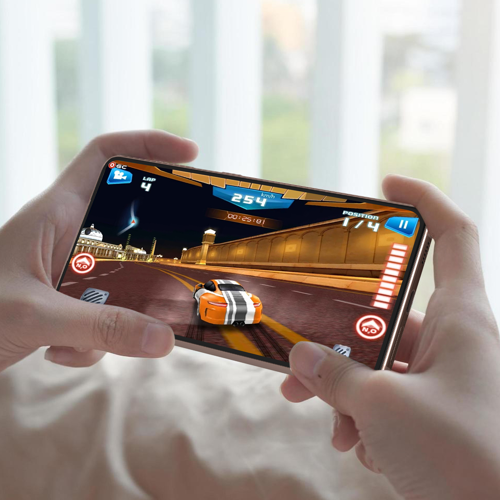 Eine Person hält ein Telefon, auf dem ein Autorennen-Spiel läuft. Das Spiel zeigt ein Auto auf einer Rennstrecke.