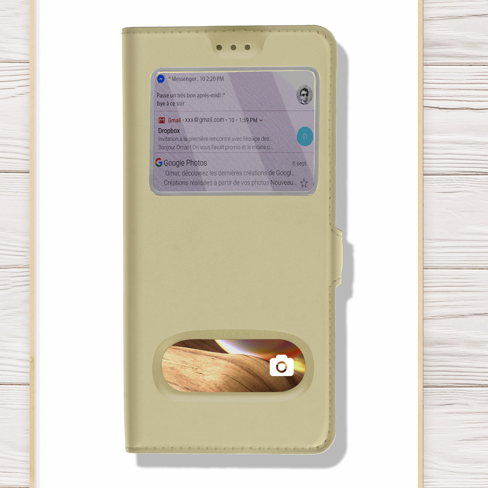 Un étui de téléphone beige affiche un écran de téléphone avec des notifications. L'étui a une fenêtre et une découpe pour la caméra.