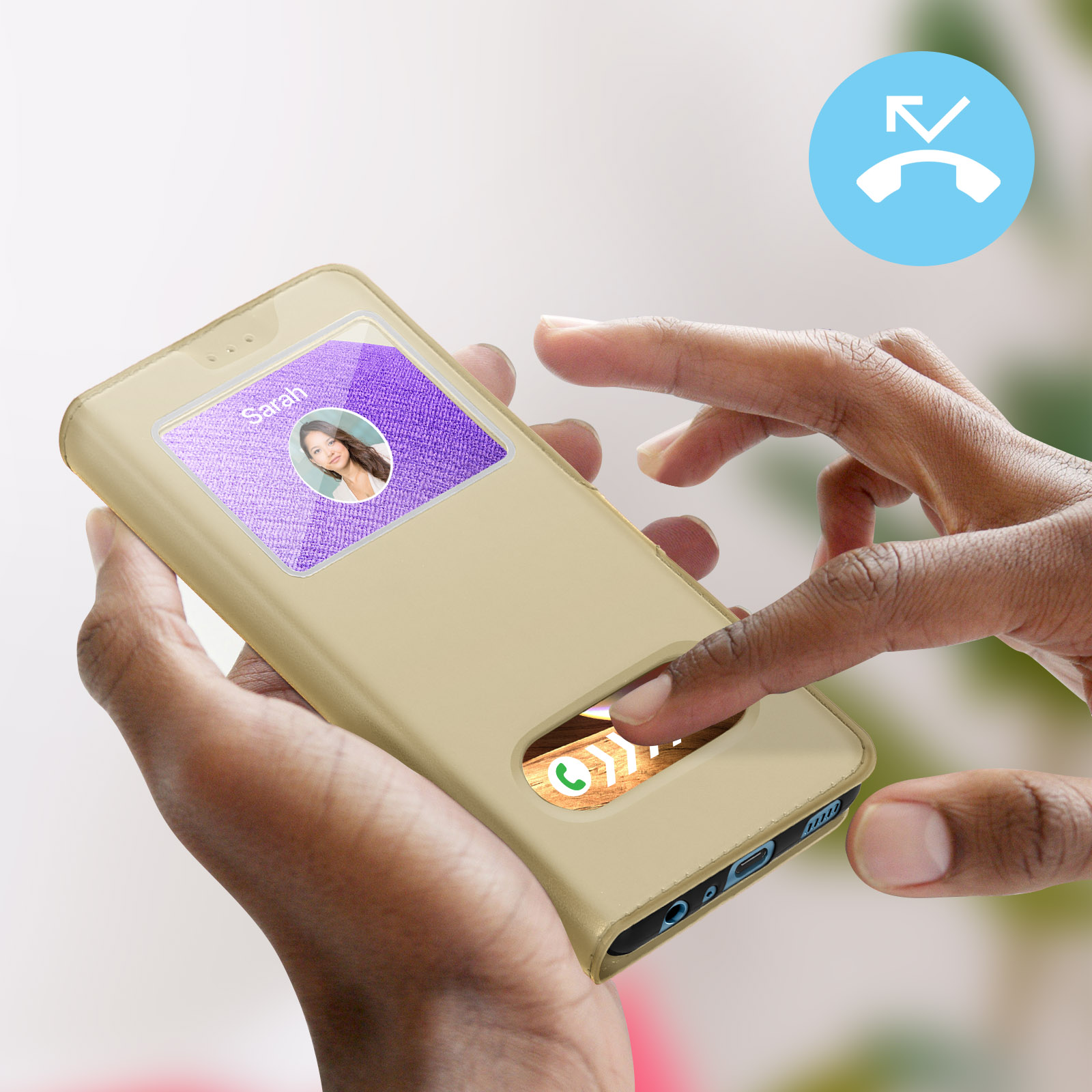 Une main tenant une coque beige avec un écran affichant un appel de Sarah. Une icône bleue de rejet d'appel.