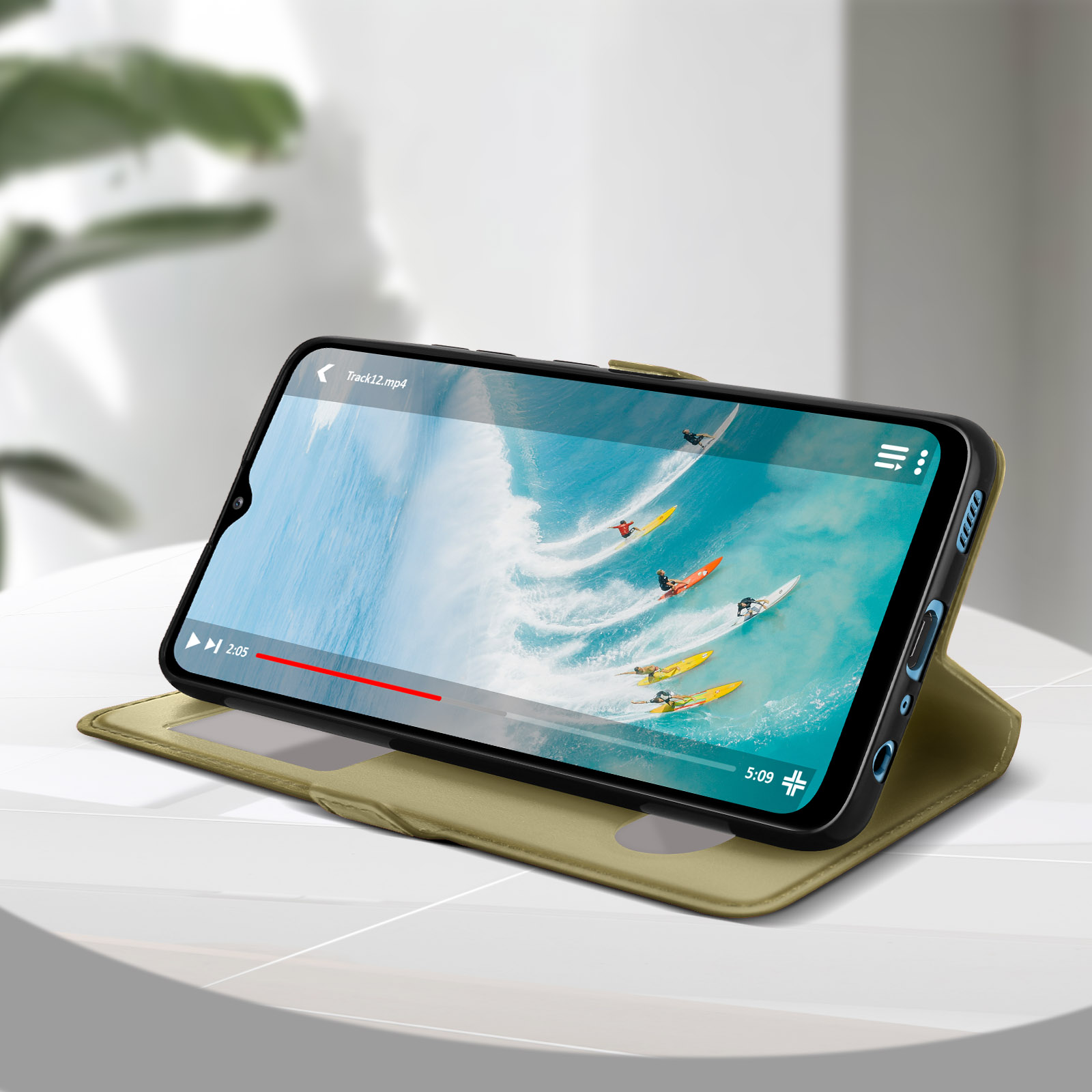 Smartphone in een hoesje dat een video van surfers afspeelt. De hoes is open, op een wit oppervlak.
