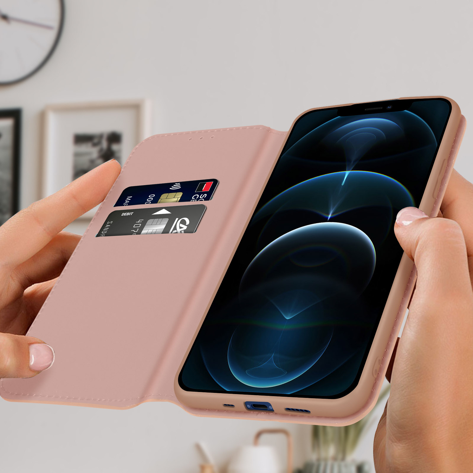 Handen houden een roze telefoonhoesje vast met een telefoon erin, tonen kaarten in de kaartsleuf en een vage achtergrond.