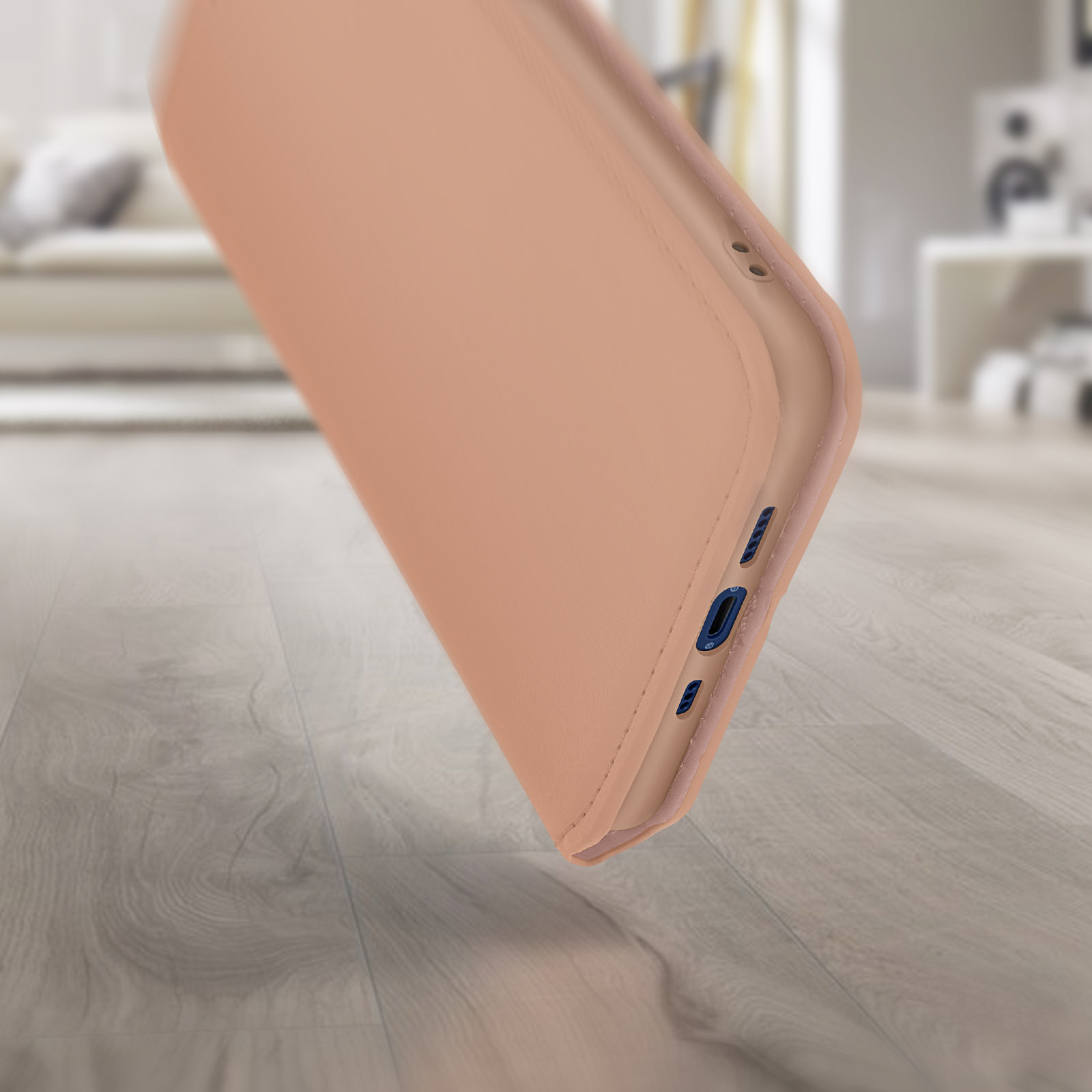 Een perzikroze telefoonhoesje wordt getoond, lichtjes gekanteld, met de hoek naar de kijker toe.