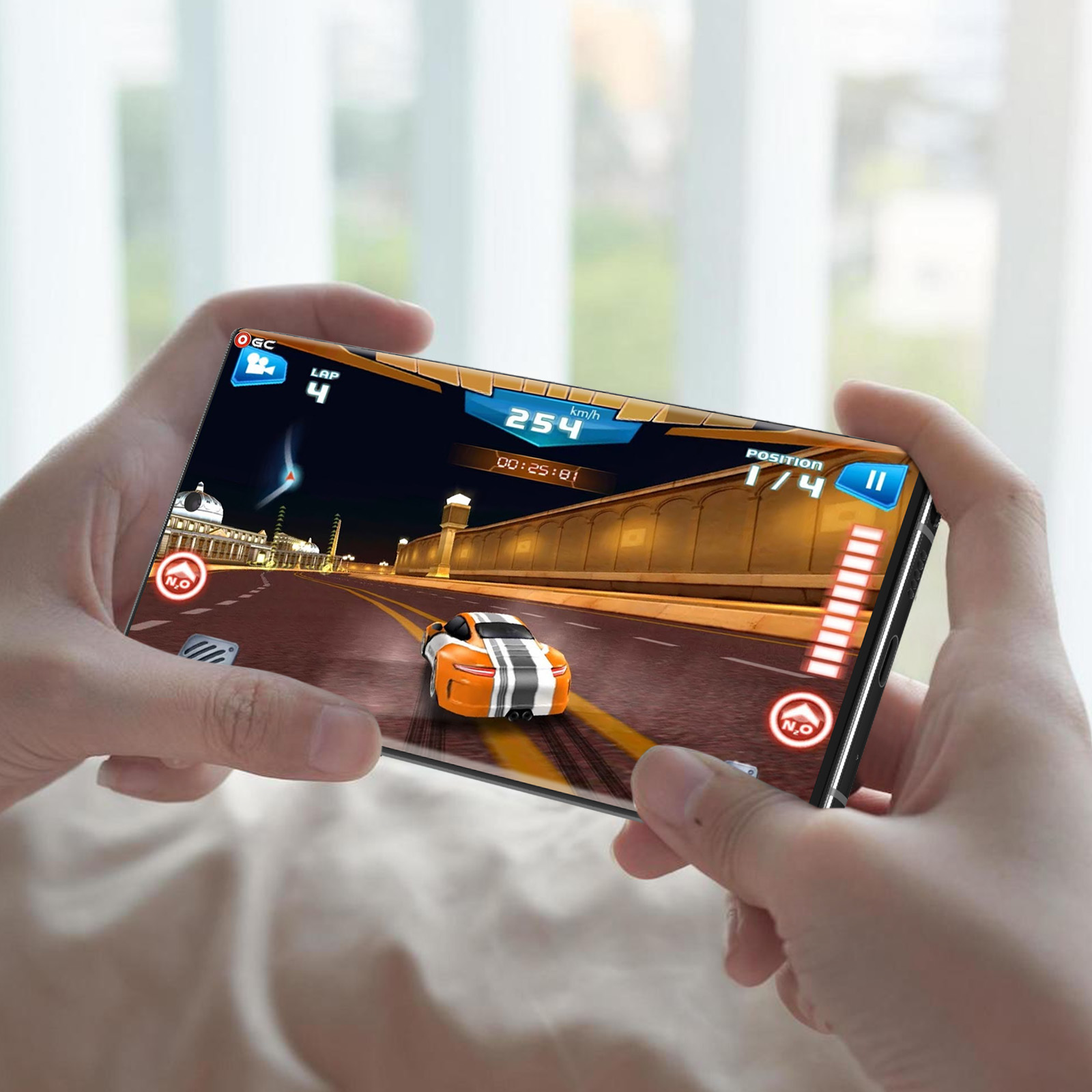 Una persona sosteniendo un teléfono, jugando un juego de carreras con un coche naranja y blanco.
