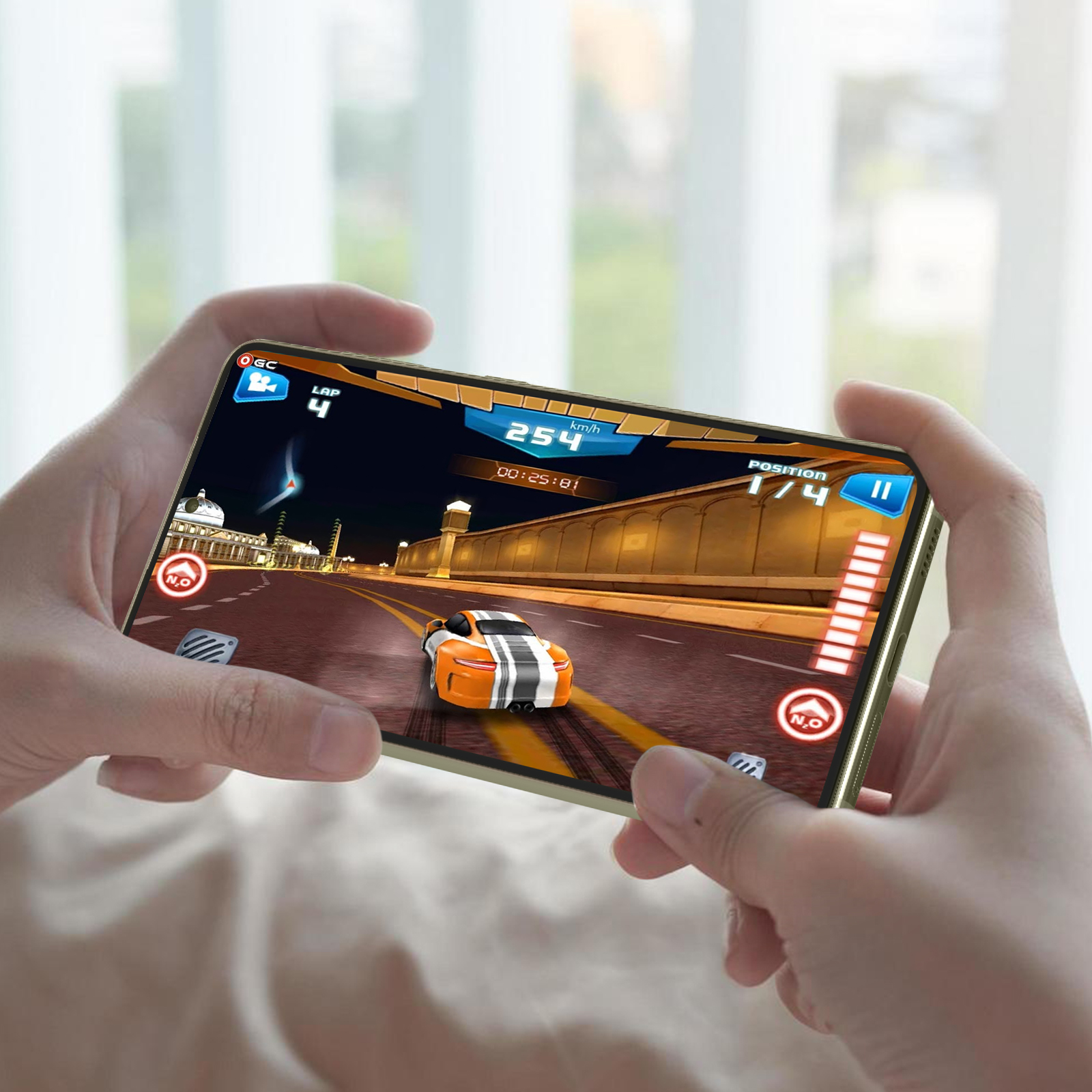 Mani che tengono un telefono con un gioco di corse automobilistiche. L'auto è arancione e nera.