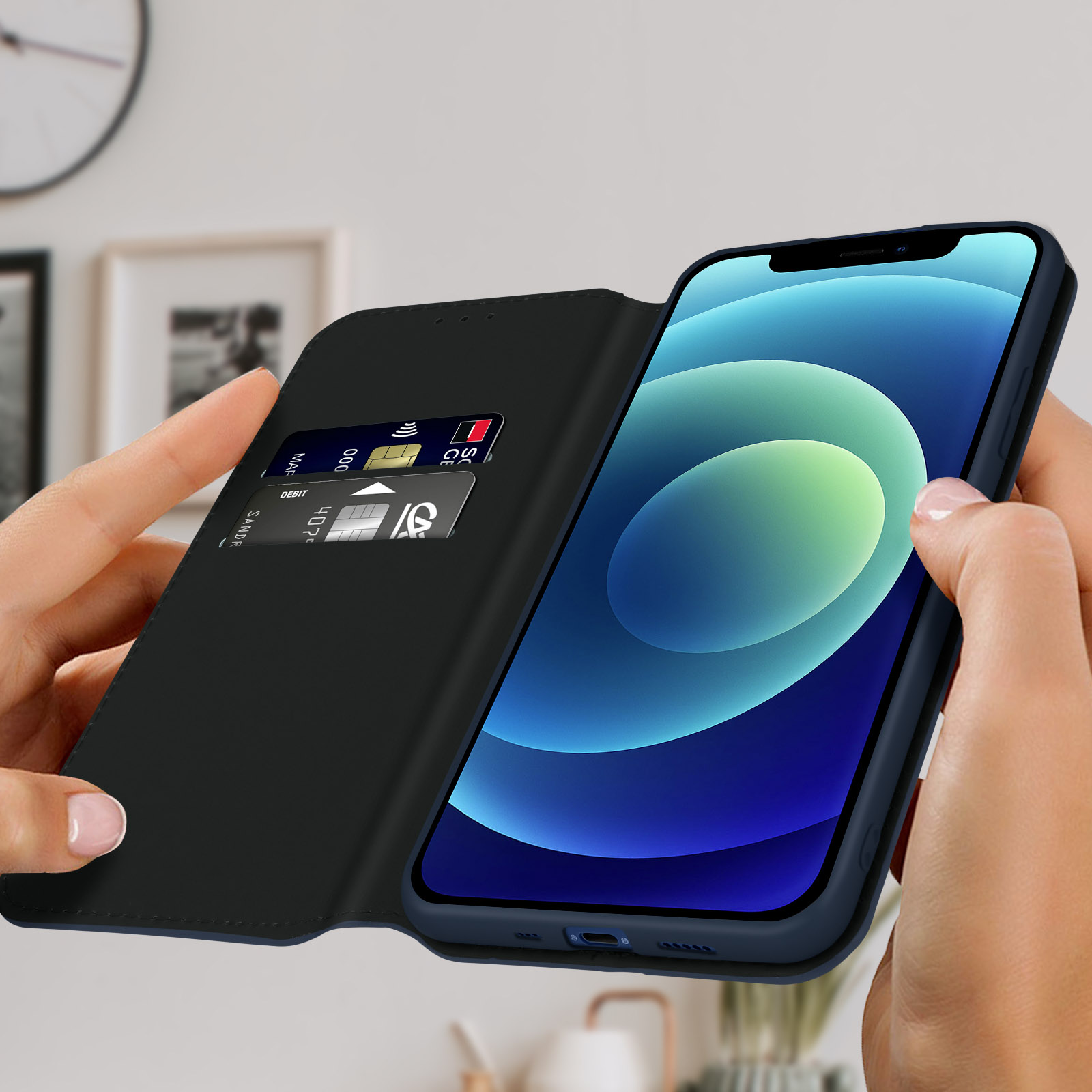 Handen die een donkerblauwe telefoonhoes vasthouden met kaarten en een telefoon. Binnenachtergrond.