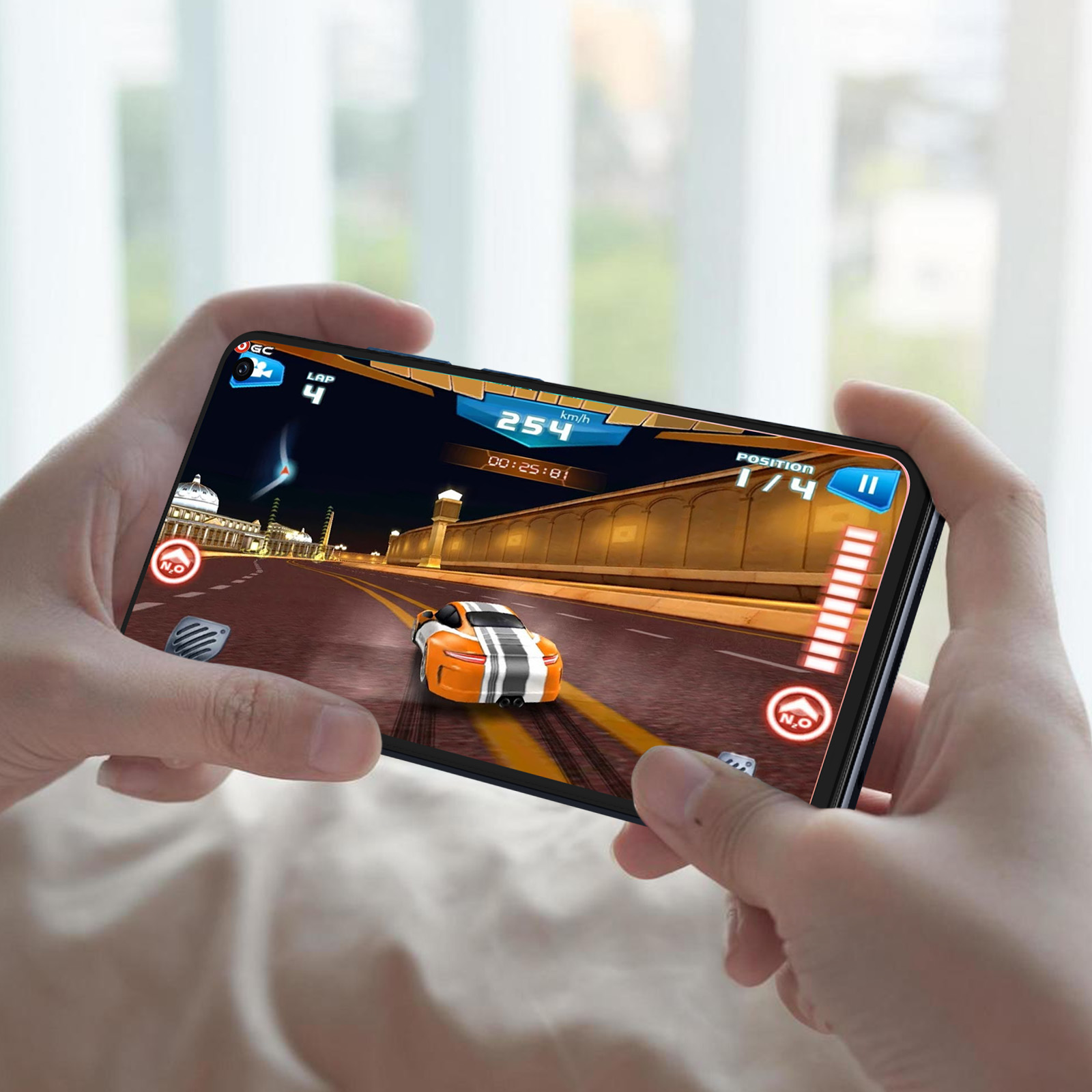 Hände halten ein Telefon, das ein Rennspiel zeigt. Ein orangefarbenes Auto rast auf einer Rennstrecke.