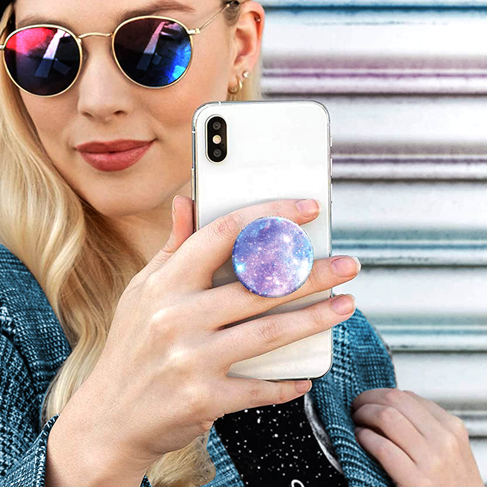 Eine Frau hält ein Telefon mit einem Galaxy Pop-Socket.
