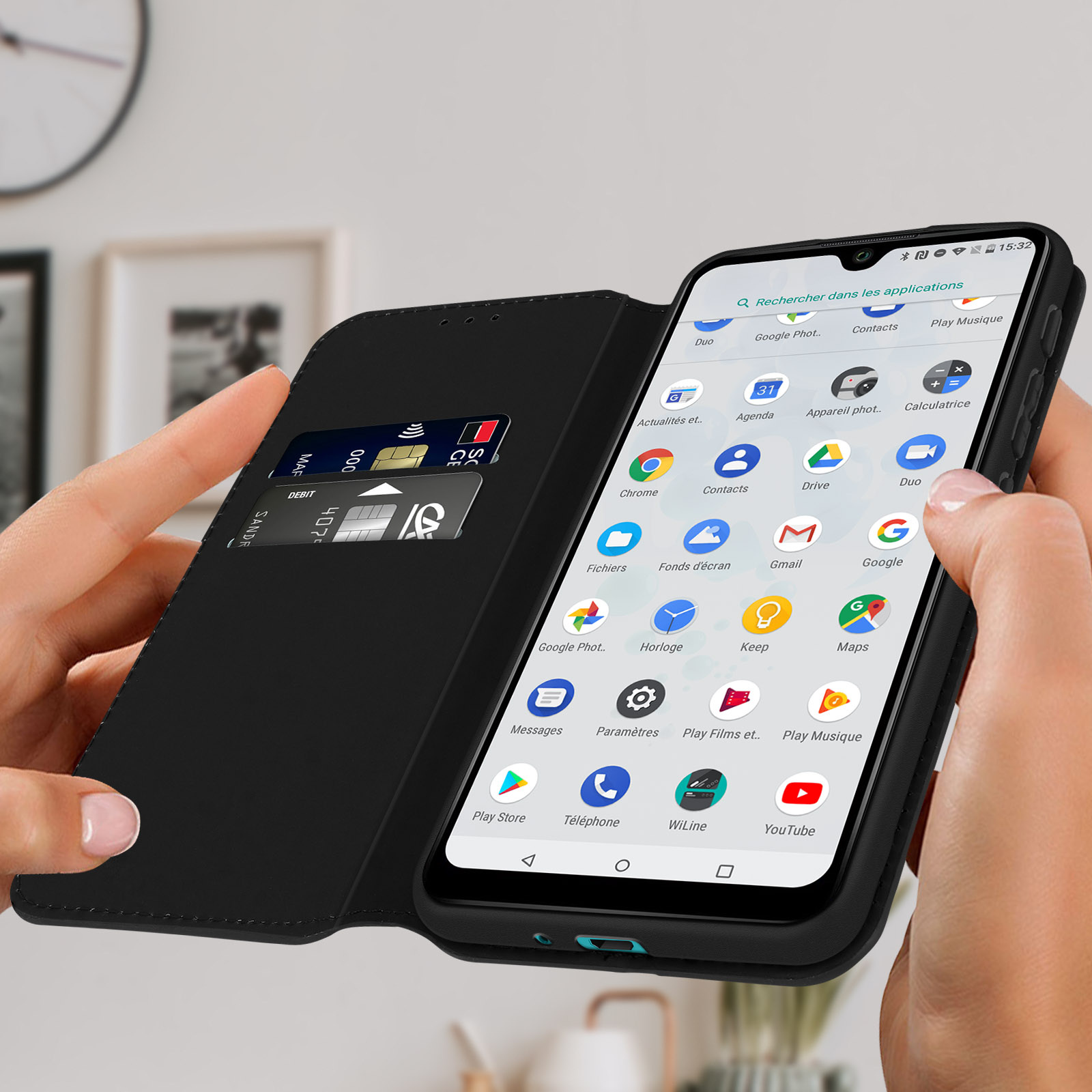 Mani che tengono il telefono nella custodia. Il telefono mostra icone di app e carte. Sfondo sfocato.