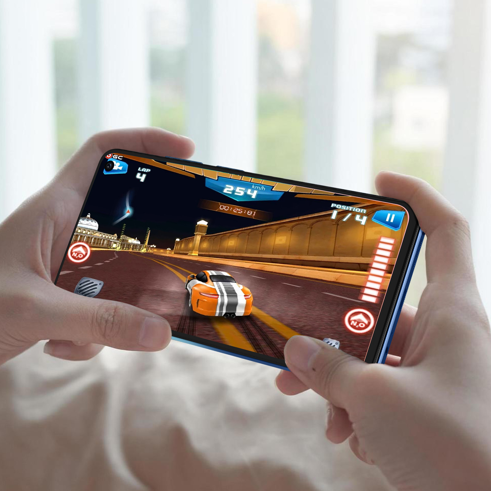 Hände, die ein Telefon halten, auf dem ein Rennspiel angezeigt wird.