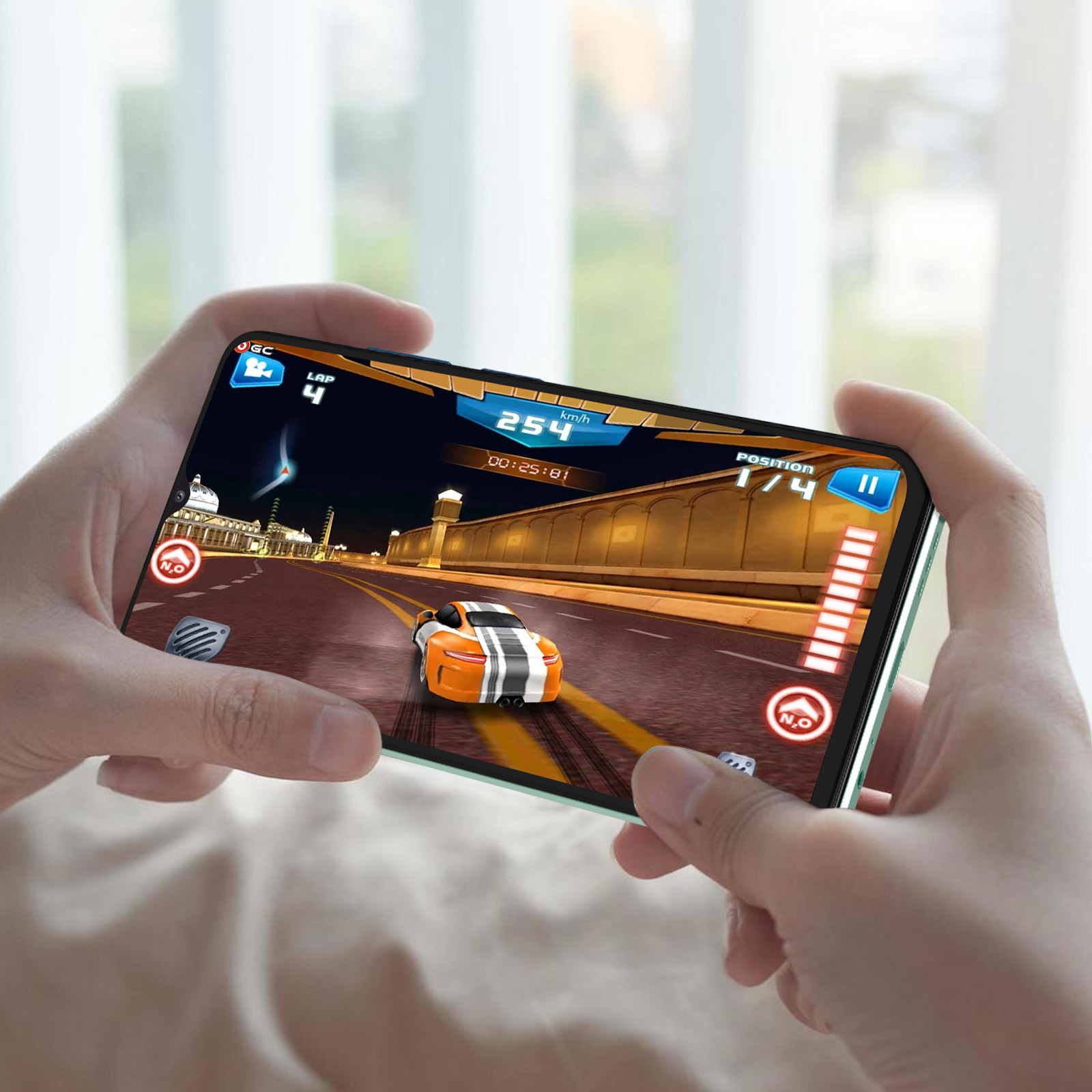 Eine Person hält ein Telefon, auf dem ein Rennspiel mit einem Auto auf einer Rennstrecke läuft.