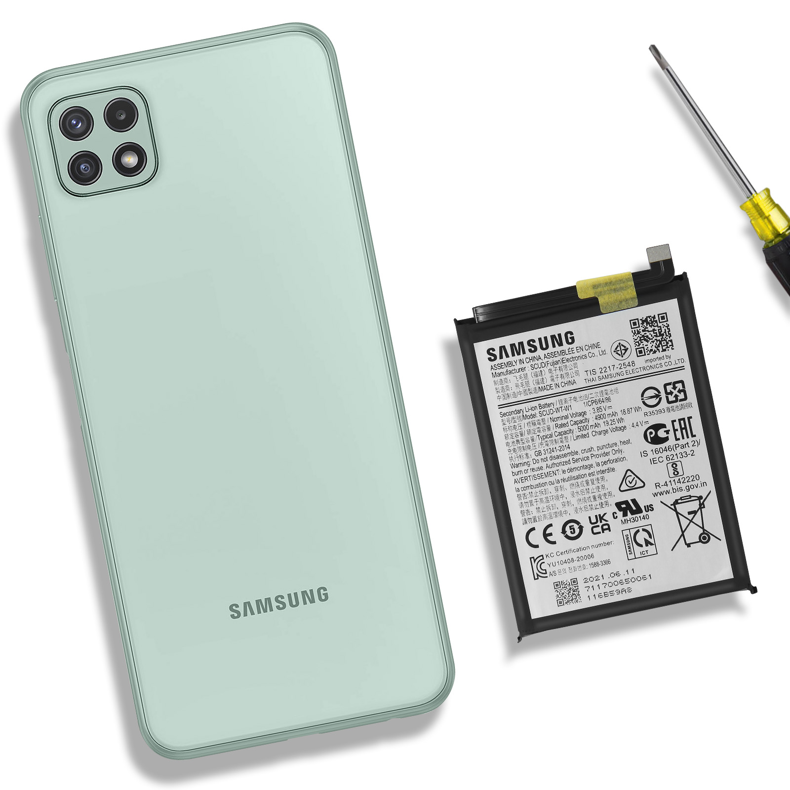 Grünes Telefon, Akku und Schraubendreher auf weißer Oberfläche. Samsung-Branding.